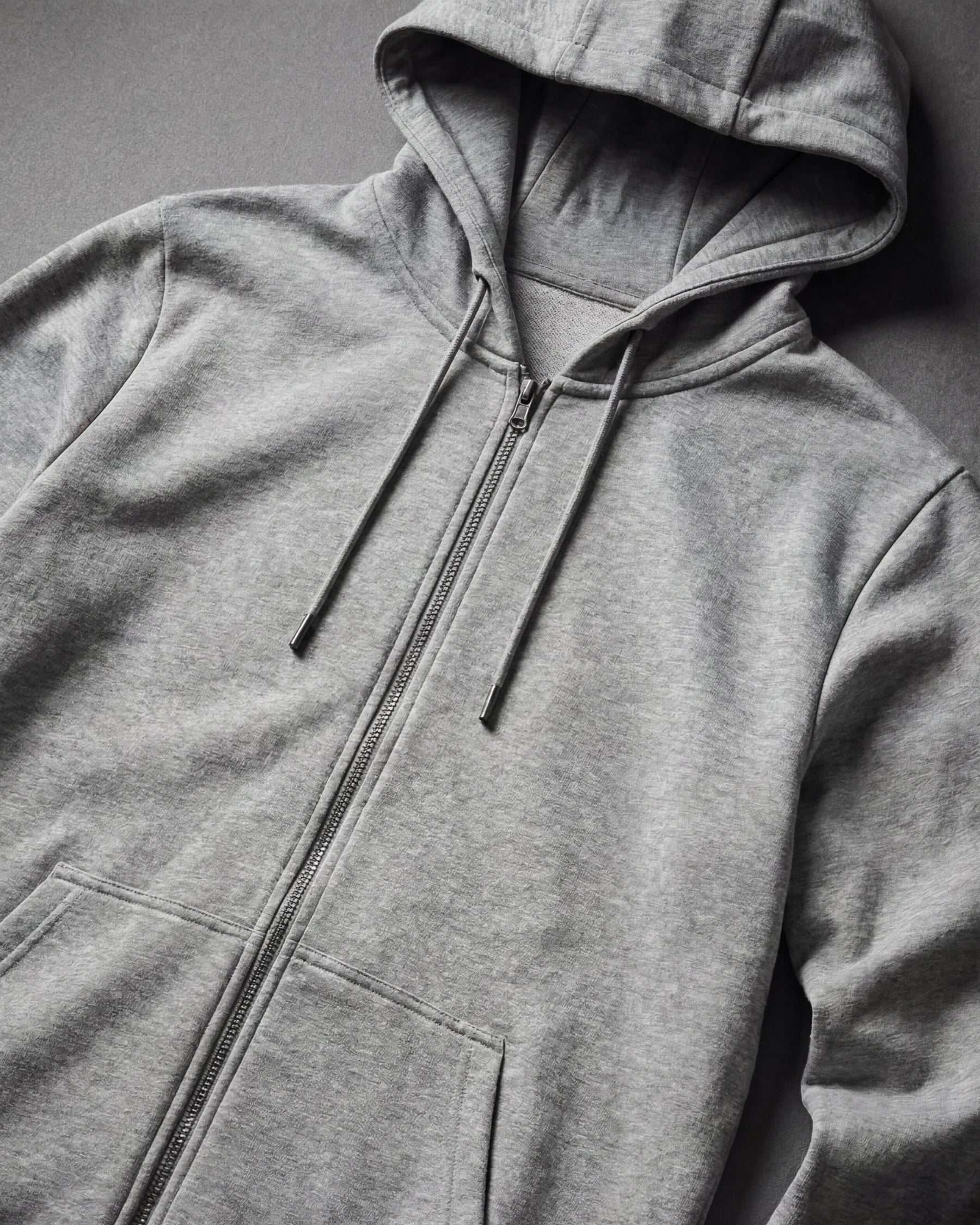 STRAUSS e.s.iconic full-zip hoodie in gray melange, close-up of zipper and hood details