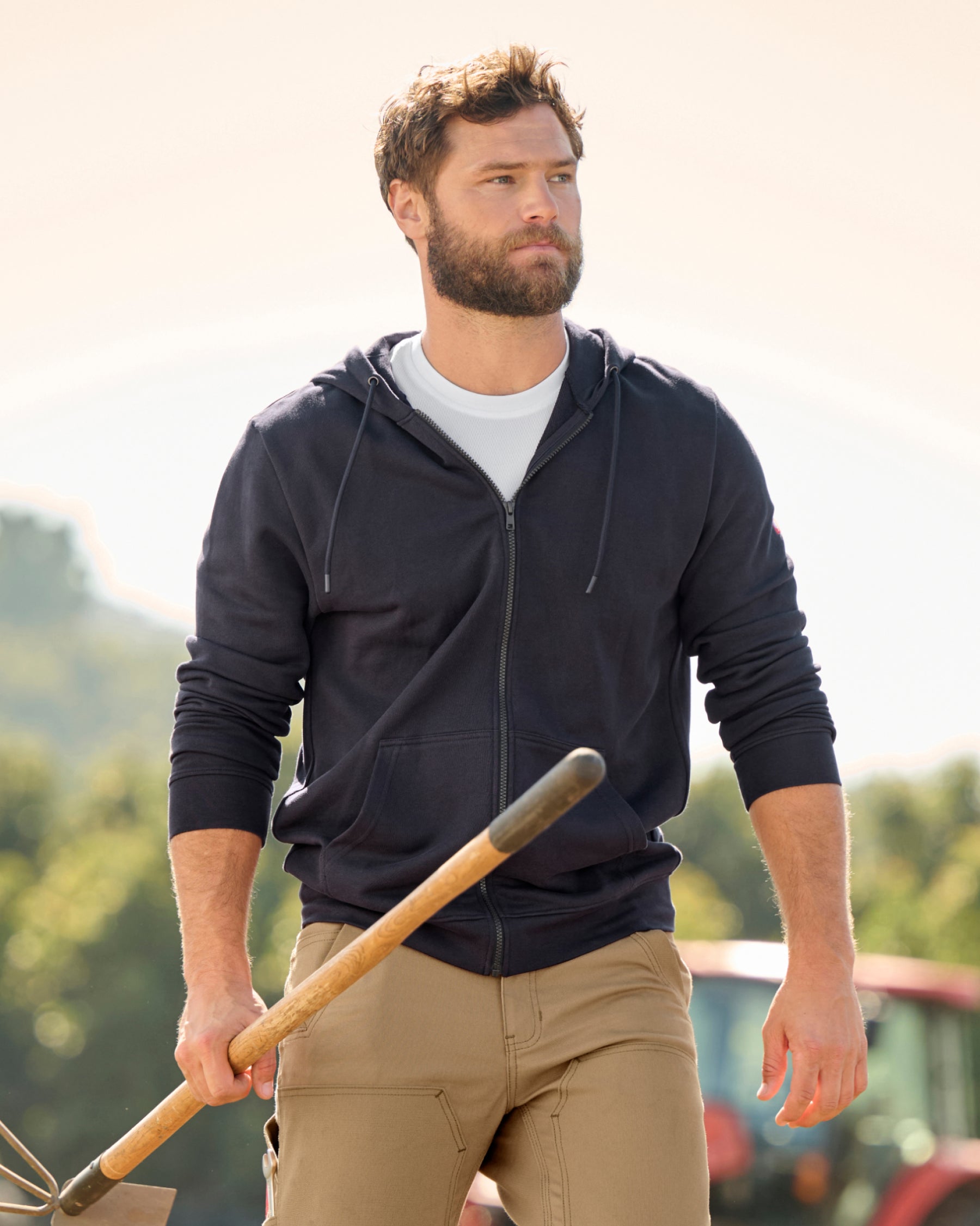 STRAUSS e.s.iconic full-zip hoodie in nero blue, worn in lifestyle setting