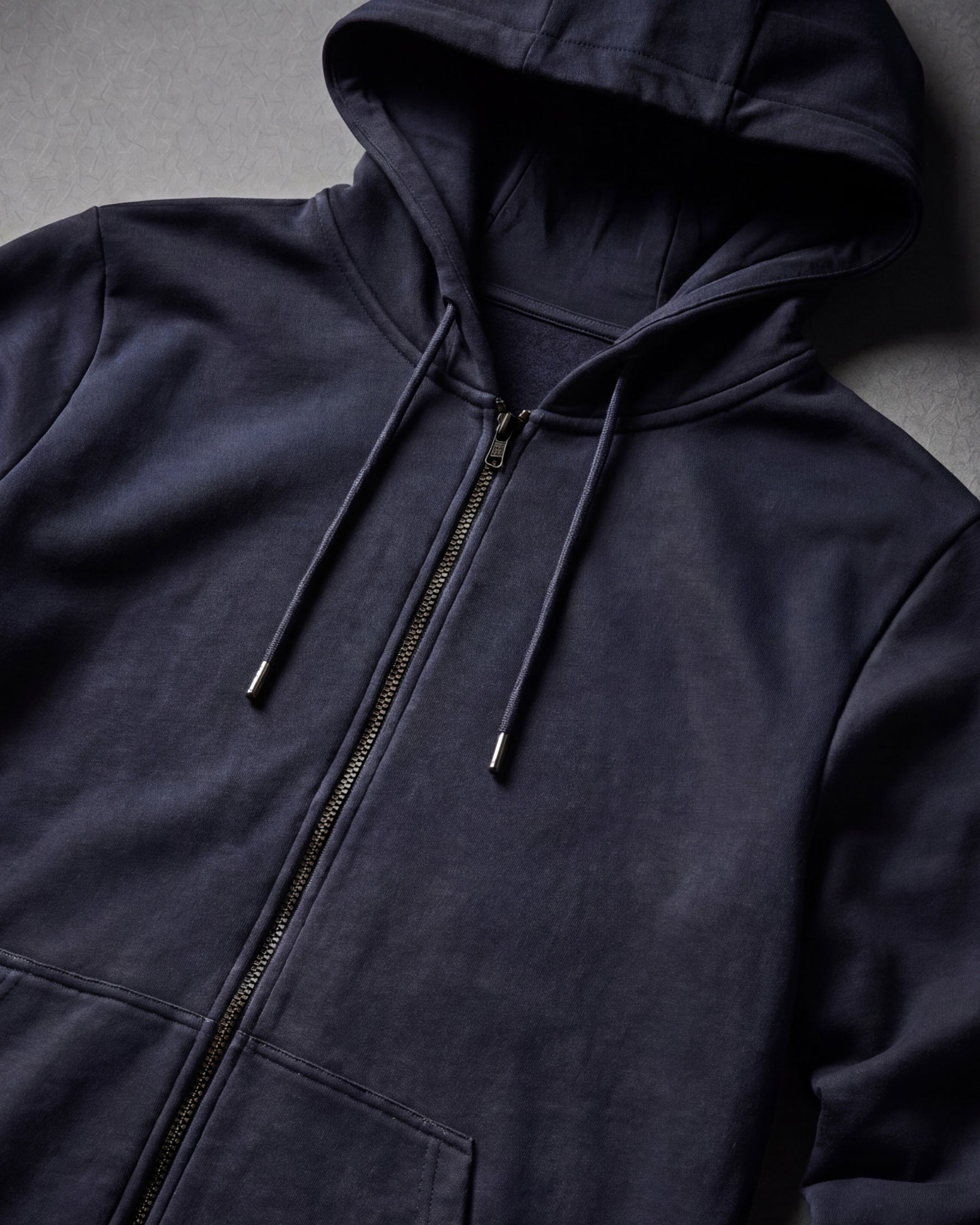 STRAUSS e.s.iconic full-zip hoodie in nero blue, close-up of zipper and hood details