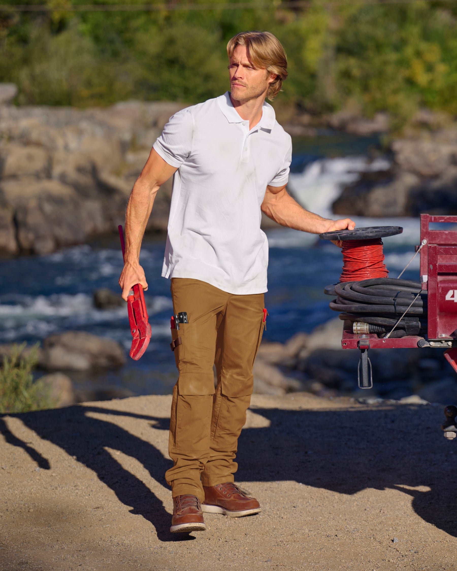 Work Pants e.s.concrete light in desert brown in use, showing fit and movement