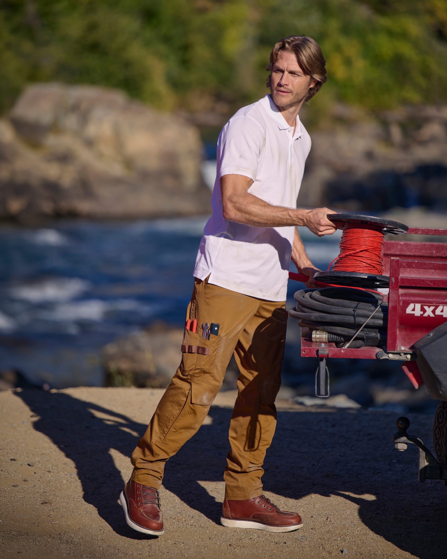 Work Pants e.s.concrete light in desert brown shown in an outdoor workwear setting