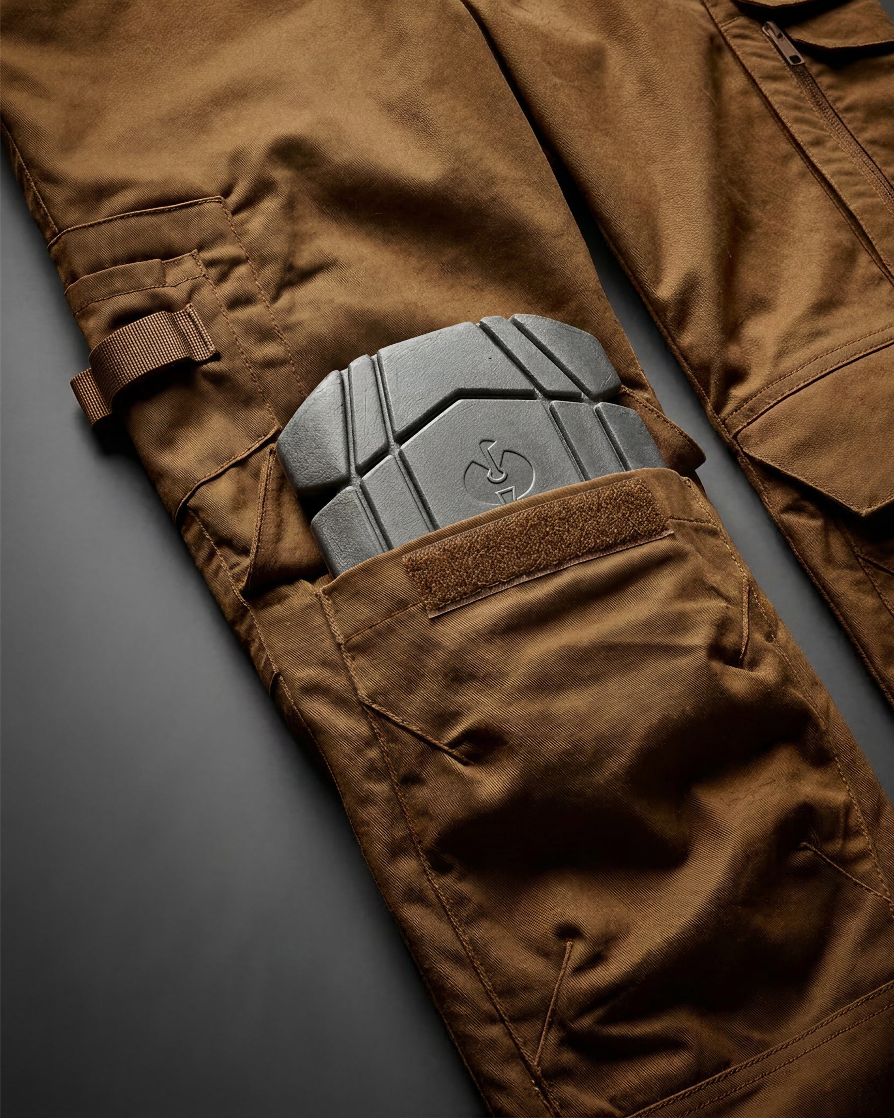 Close-up of pocket and workwear details on Work Pants e.s.concrete light in desert brown
