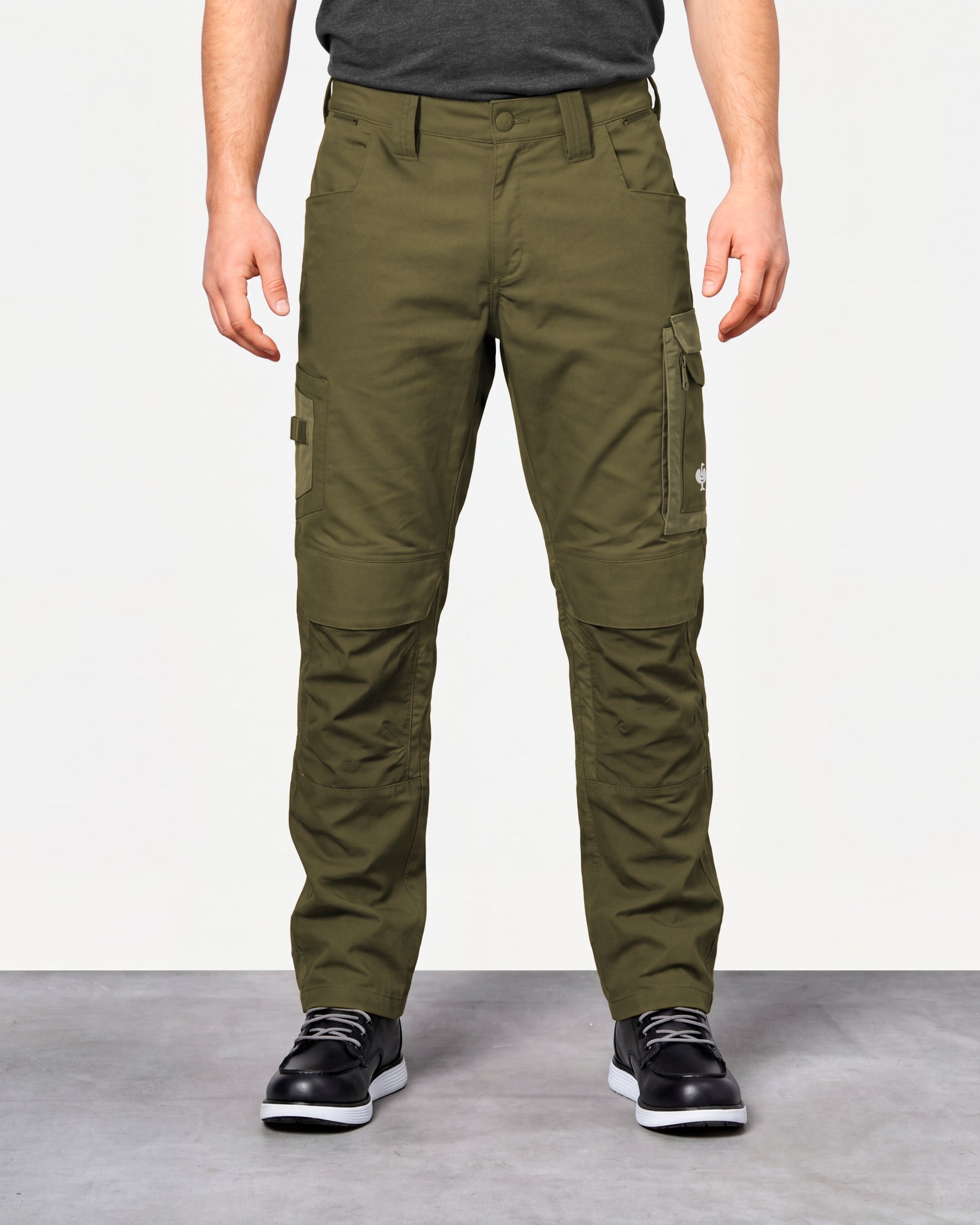Work Pants e.s.concrete light in mud green and stipa green worn by a model, front view