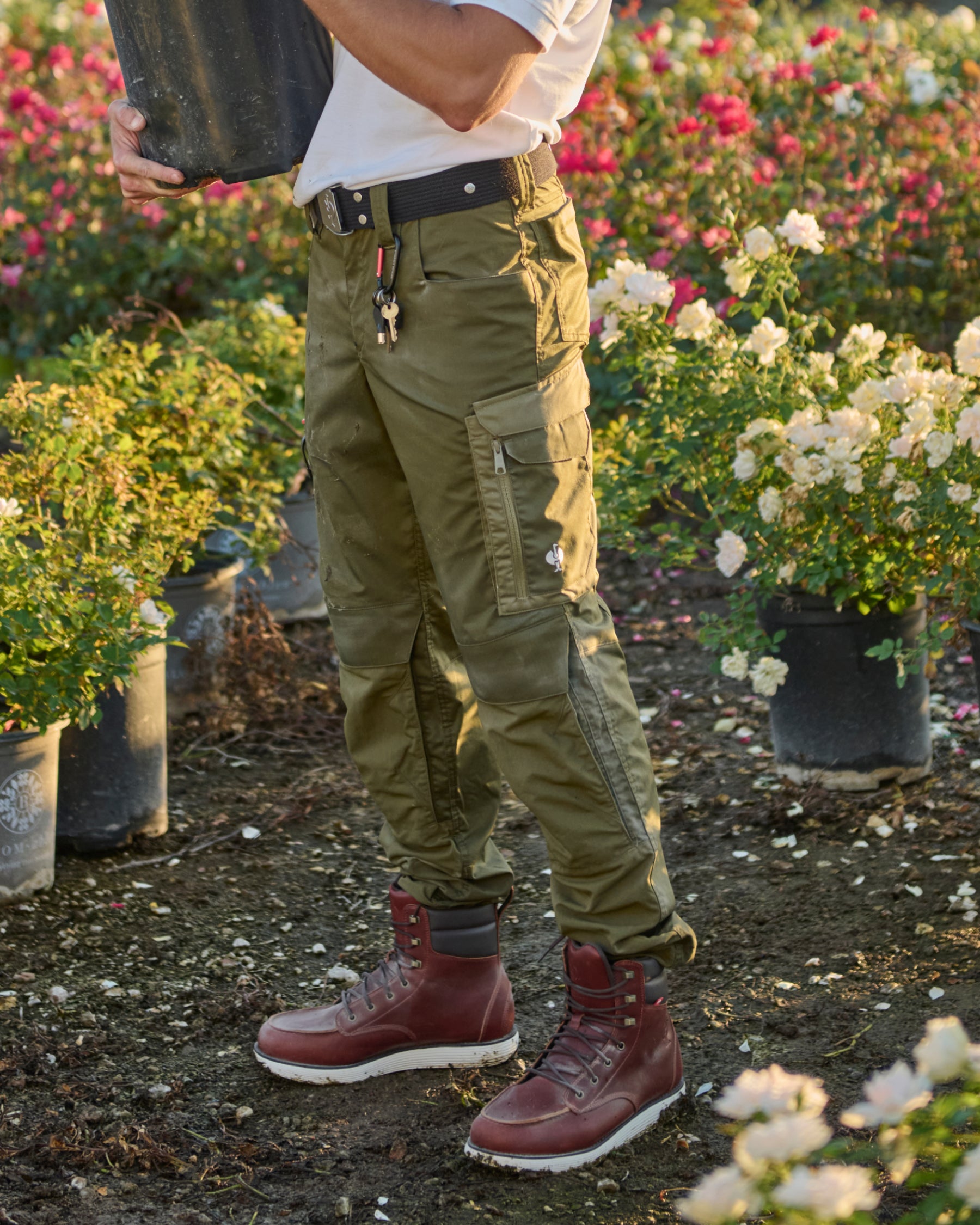Work Pants e.s.concrete light in mud green and stipa green worn in a work setting