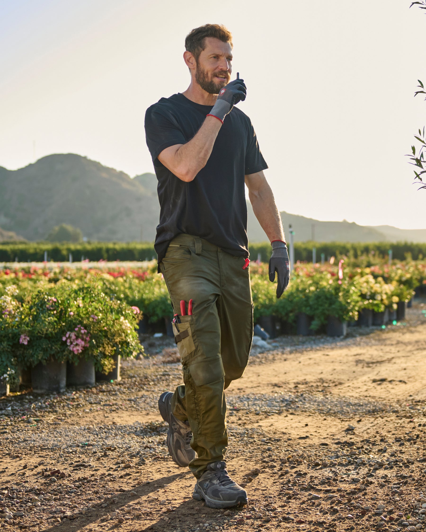 Lifestyle view of Work Pants e.s.concrete light in mud green and stipa green during work