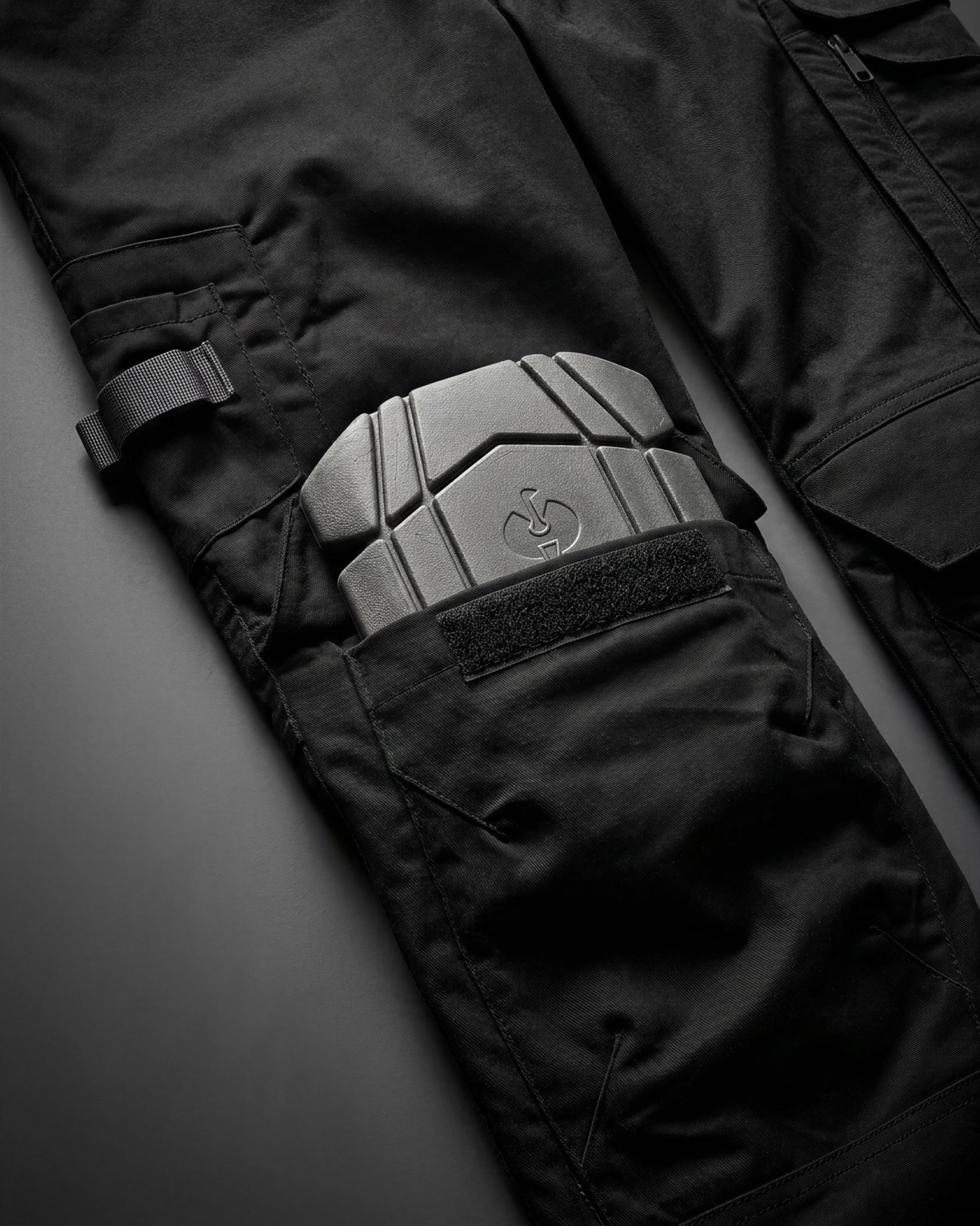 Close-up of pocket and workwear details on Women's Work Pants e.s.concrete light in black