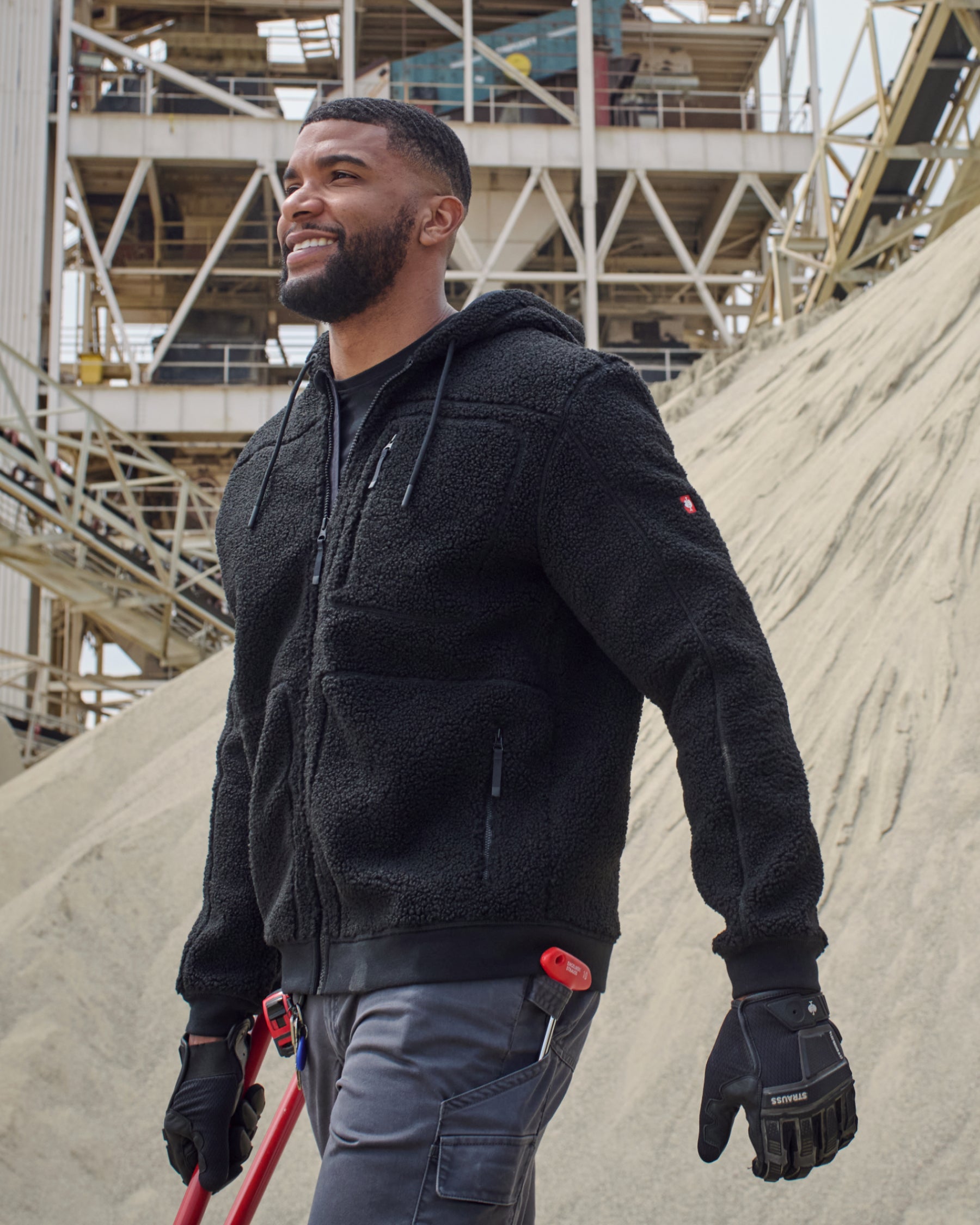 STRAUSS e.s.e:pic hooded sherpa fleece jacket in black shown during outdoor work