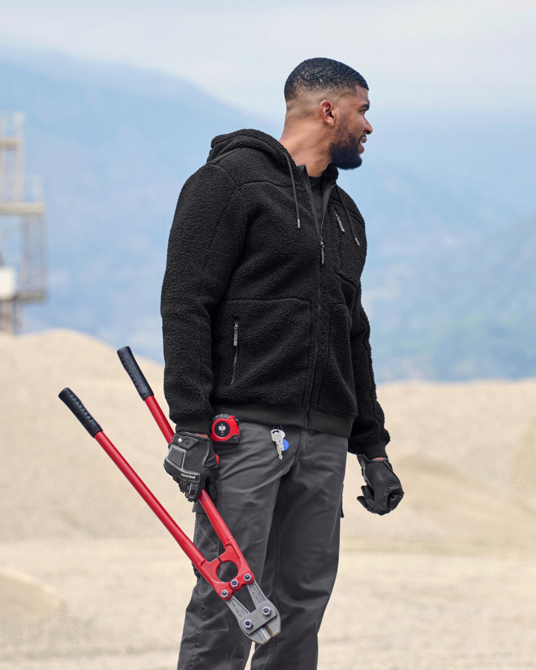 STRAUSS e.s.e:pic hooded sherpa fleece jacket in black in use on the job