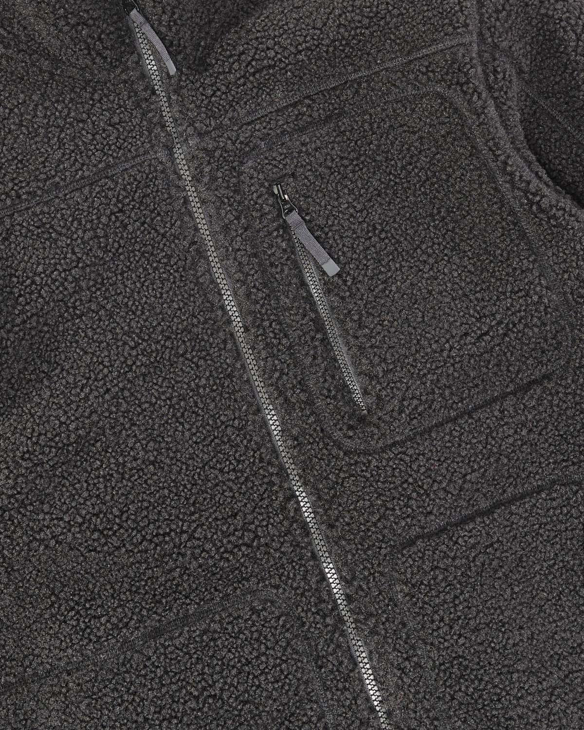 Close-up of sherpa fleece texture and collar details on STRAUSS e.s.e:pic sherpa fleece jacket in black
