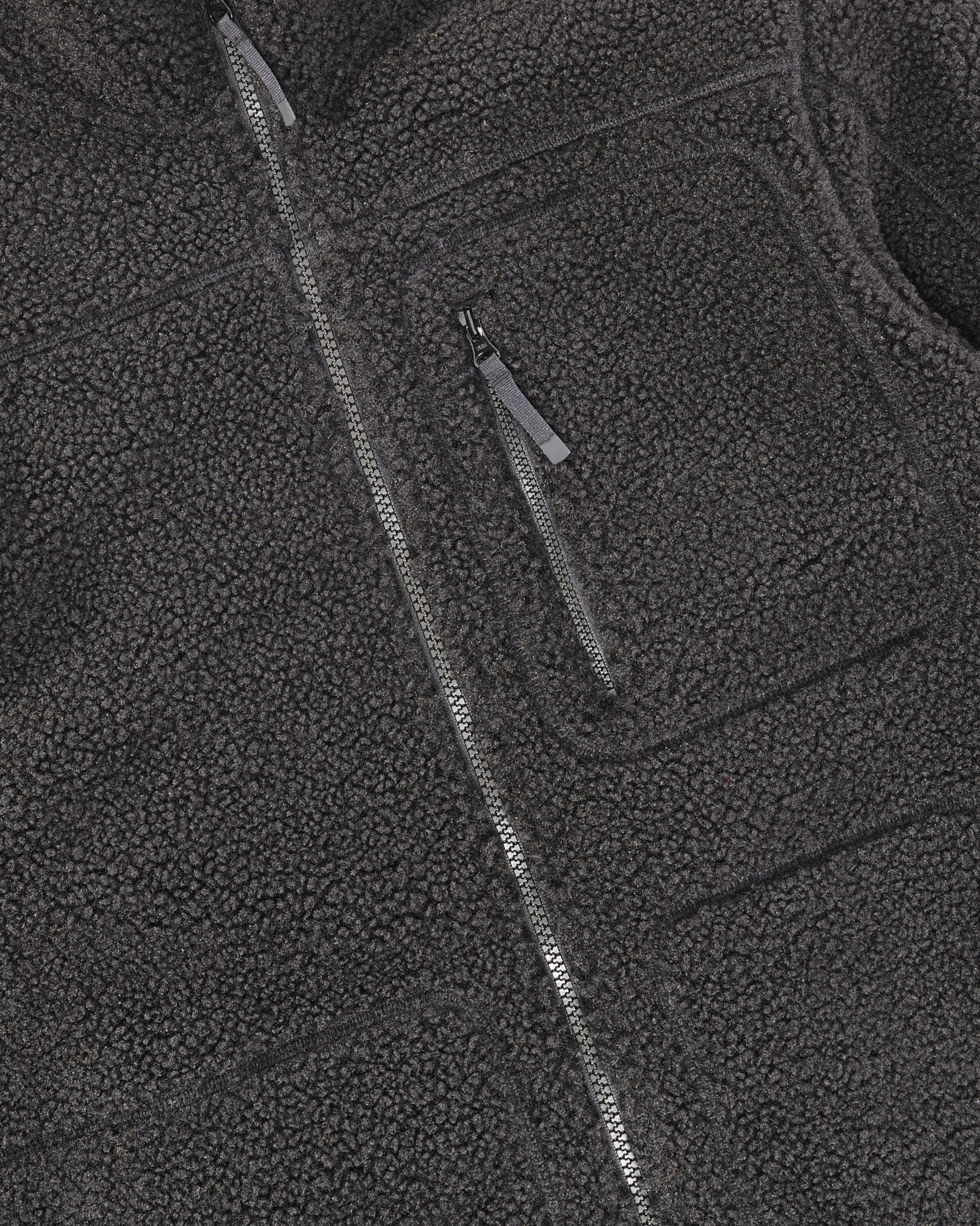 Close-up of sherpa fleece texture and collar details on STRAUSS e.s.e:pic sherpa fleece jacket in black