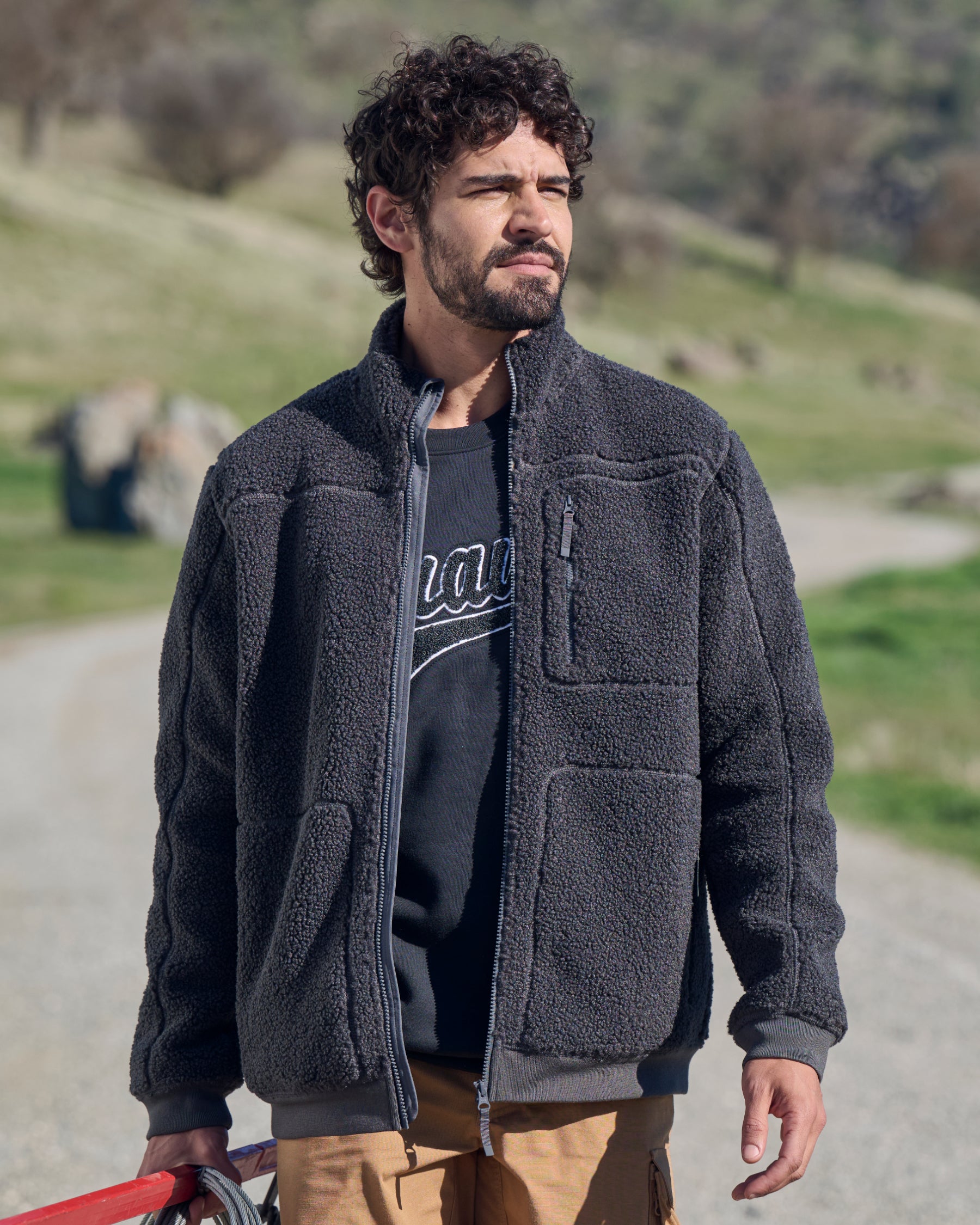 STRAUSS e.s.e:pic sherpa fleece jacket in carbon gray worn in a work setting