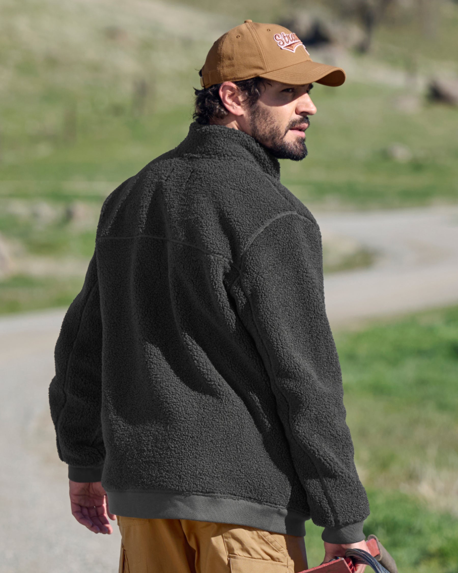 STRAUSS e.s.e:pic sherpa fleece jacket in carbon gray shown during outdoor work