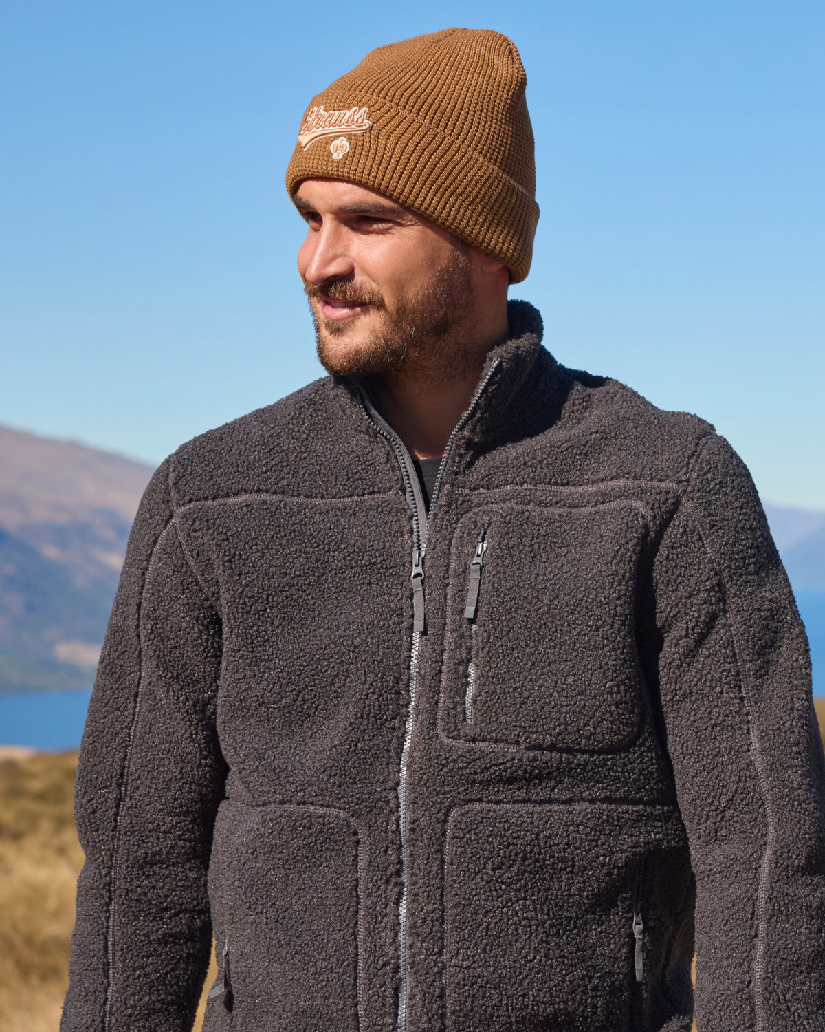 STRAUSS e.s.e:pic sherpa fleece jacket in carbon gray in use on the job