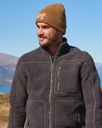 STRAUSS e.s.e:pic sherpa fleece jacket in carbon gray in use on the job