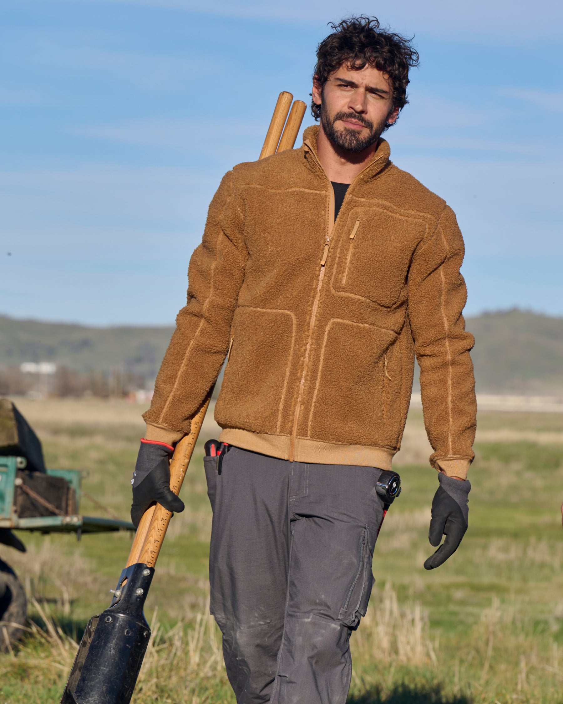 STRAUSS e.s.e:pic sherpa fleece jacket in almond brown shown during outdoor work