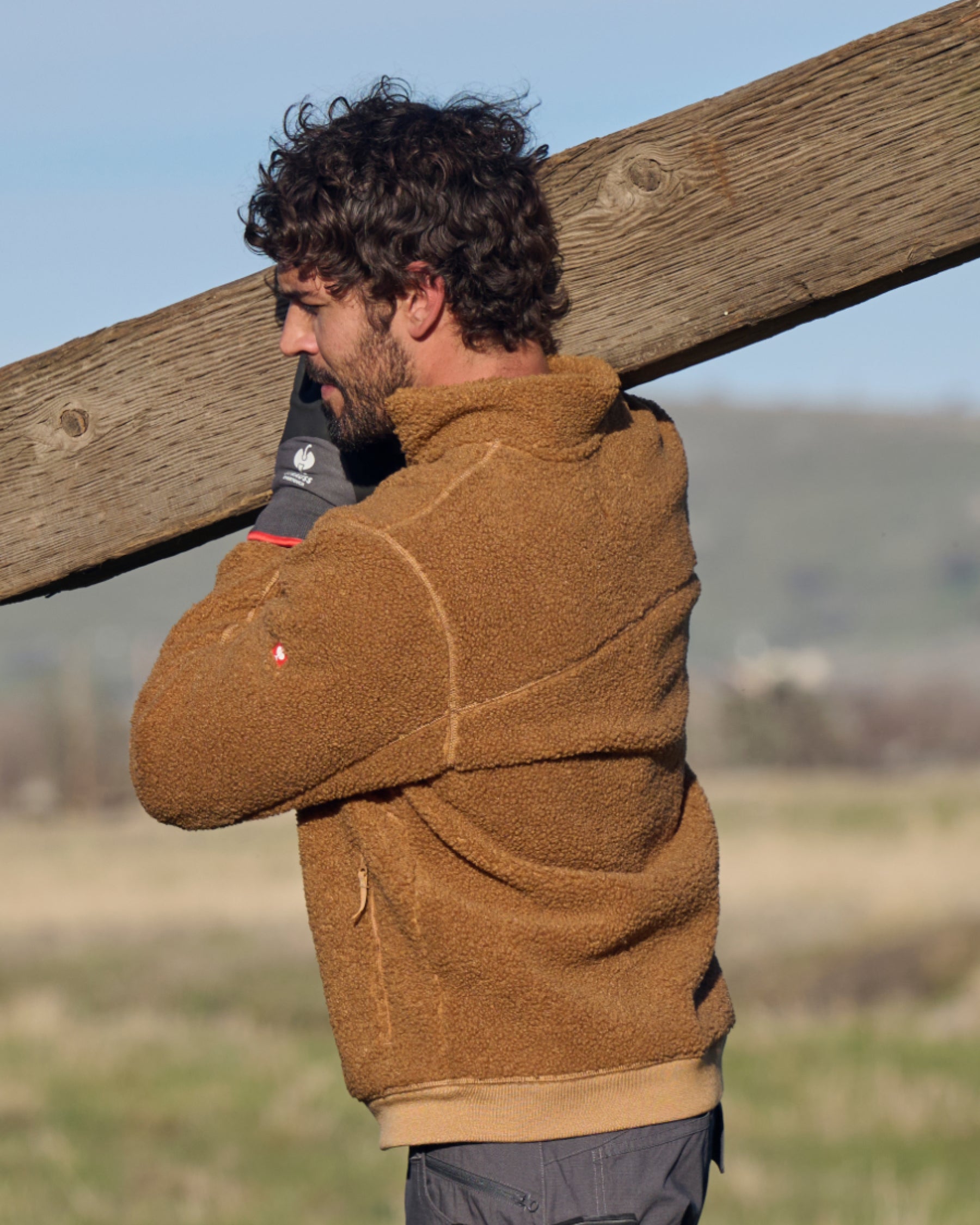 STRAUSS e.s.e:pic sherpa fleece jacket in almond brown in use on the job