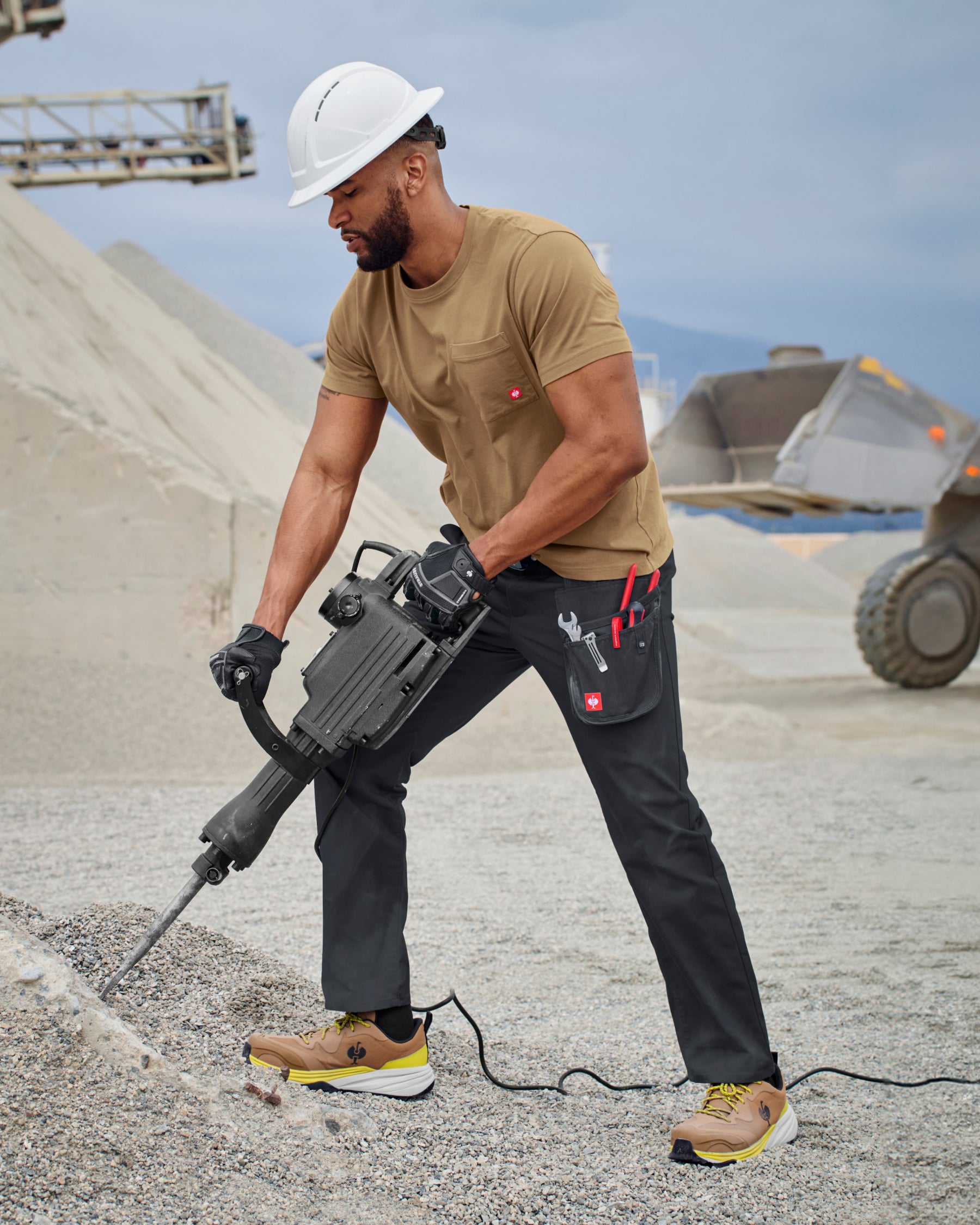 Chino Pants e.s.e:pic in black in use, showing fit and movement