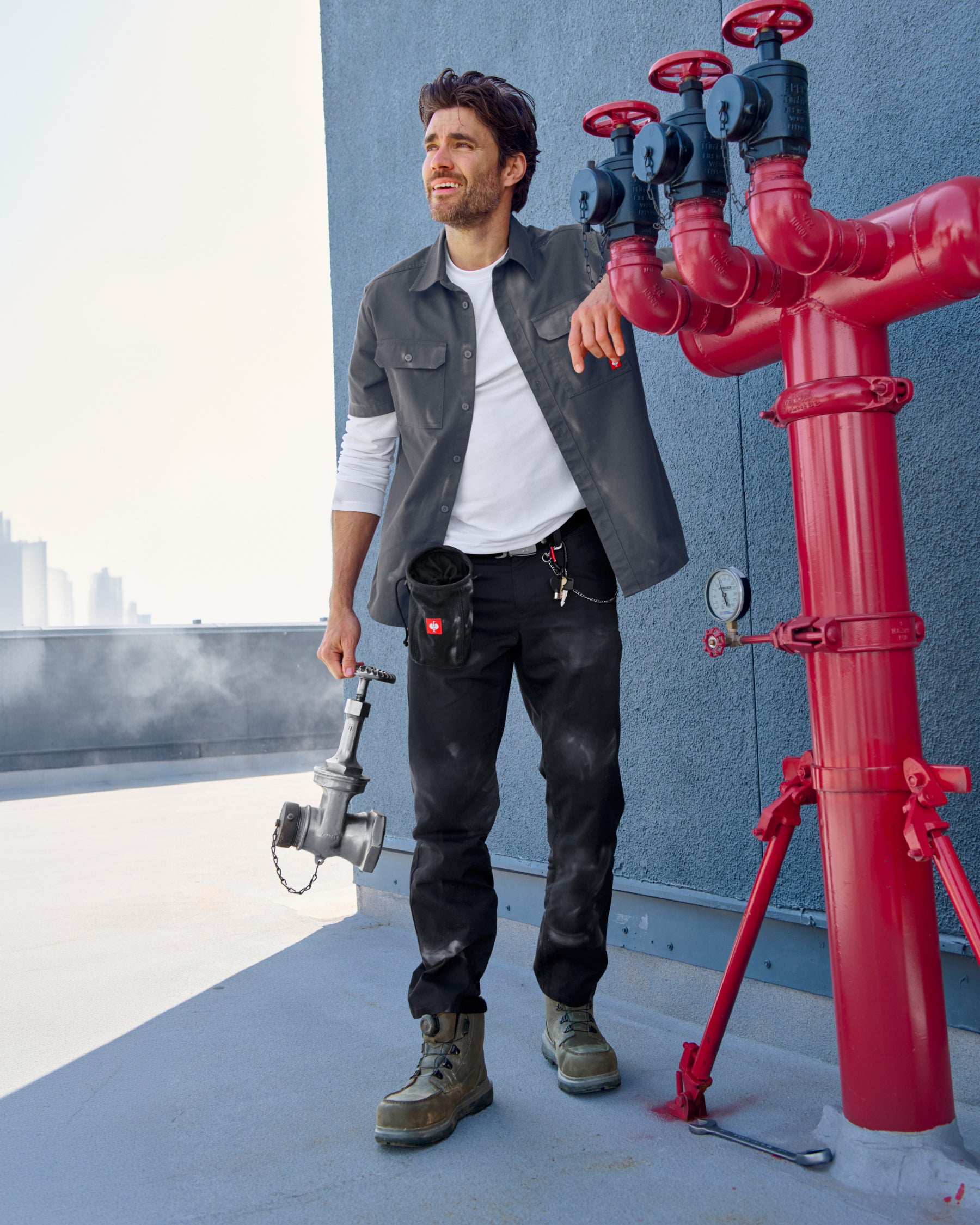 Lifestyle view of Chino Pants e.s.e:pic in black during work