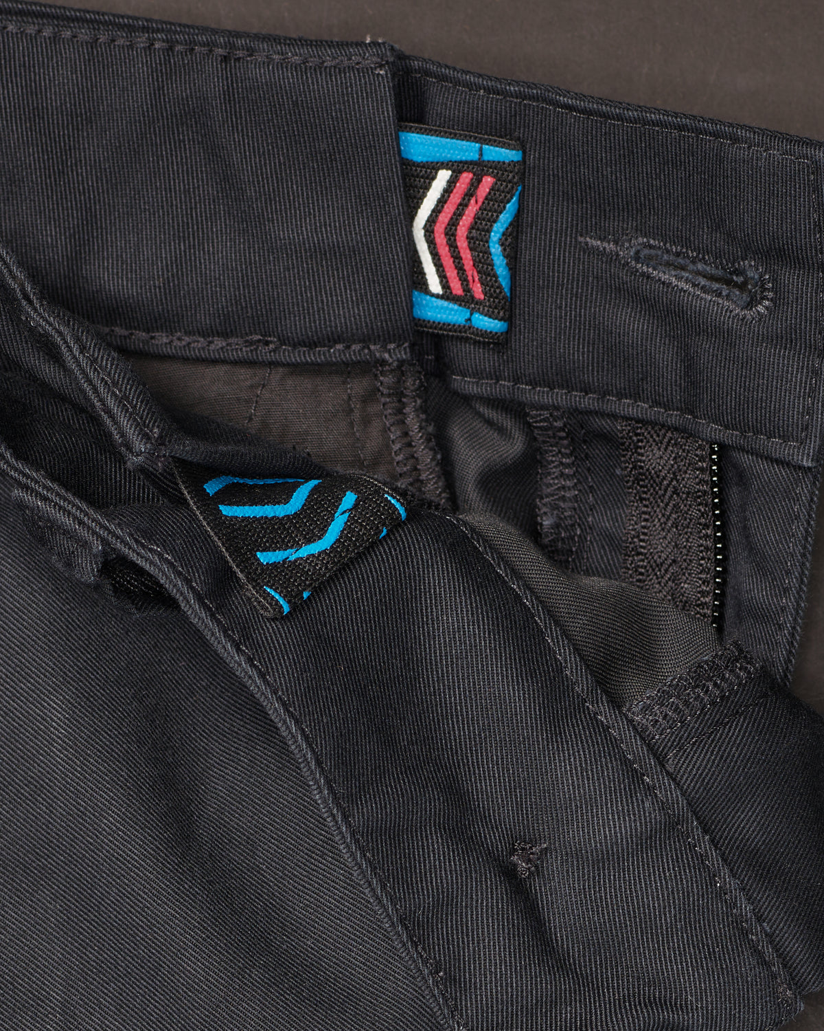 Close-up of chino pocket and waistband on Chino Pants e.s.e:pic in black