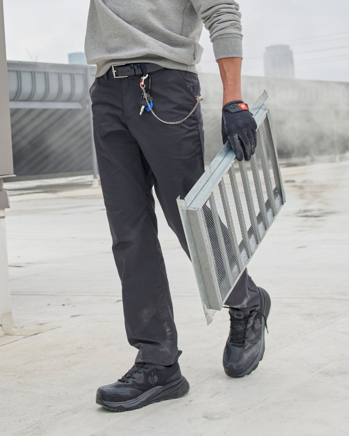 Chino Pants e.s.e:pic in carbon gray worn in a work setting