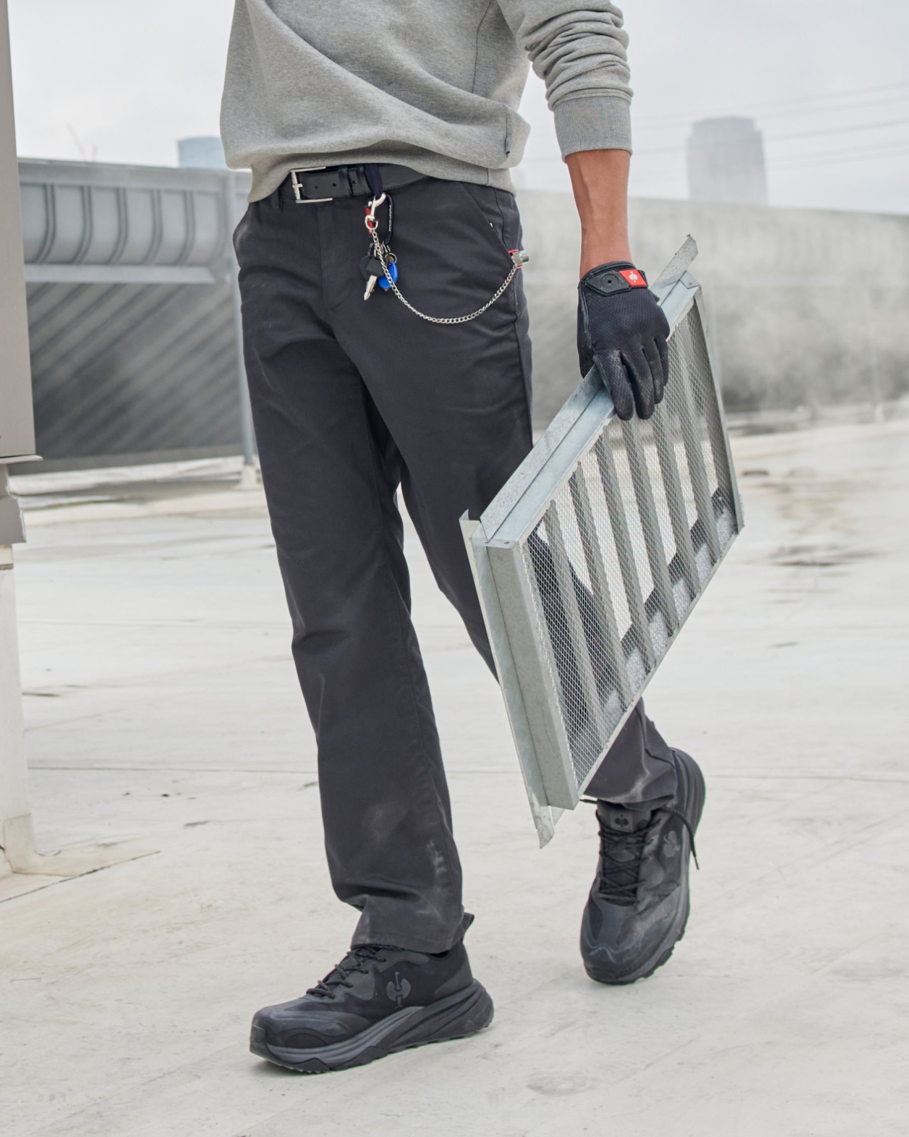 Chino Pants e.s.e:pic in carbon gray worn in a work setting