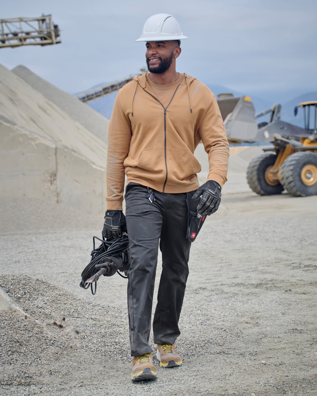 Lifestyle view of Chino Pants e.s.e:pic in carbon gray during work