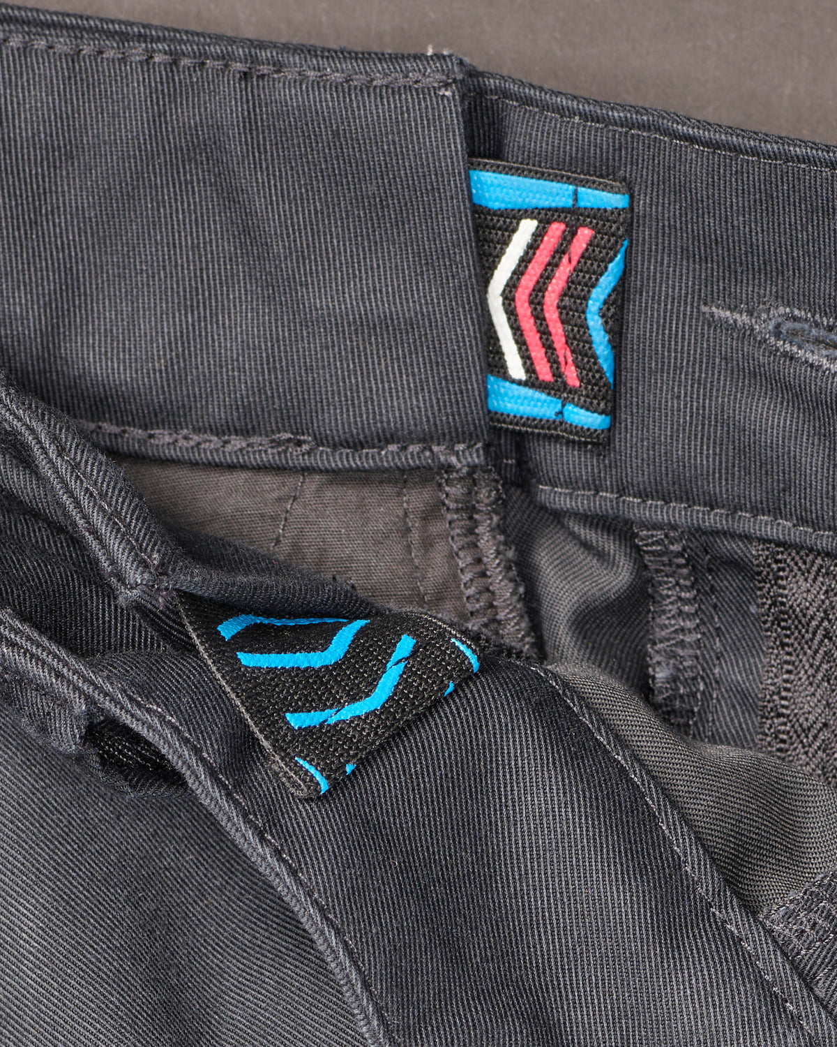 Close-up of chino pocket and waistband on Chino Pants e.s.e:pic in carbon gray