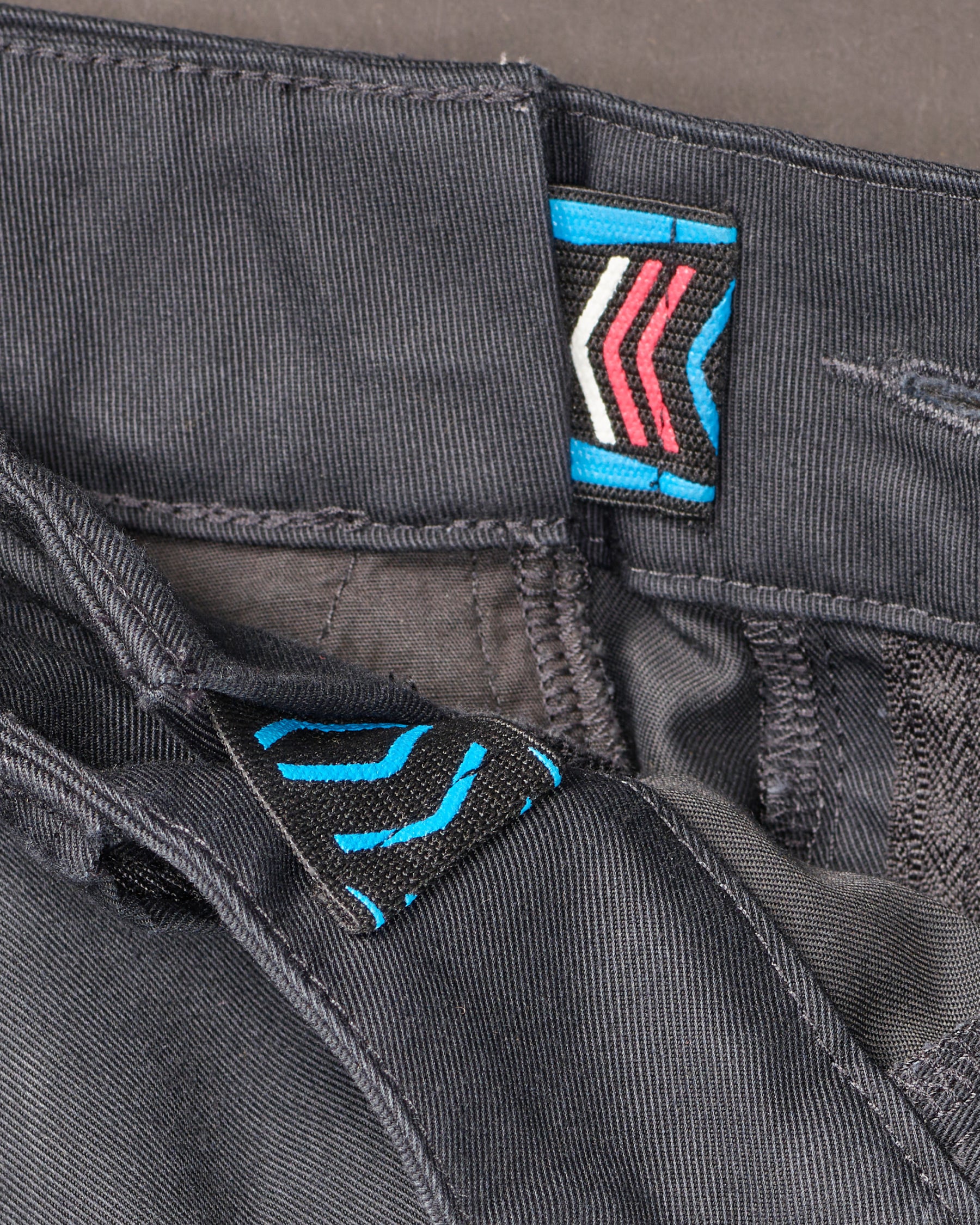 Close-up of chino pocket and waistband on Chino Pants e.s.e:pic in carbon gray