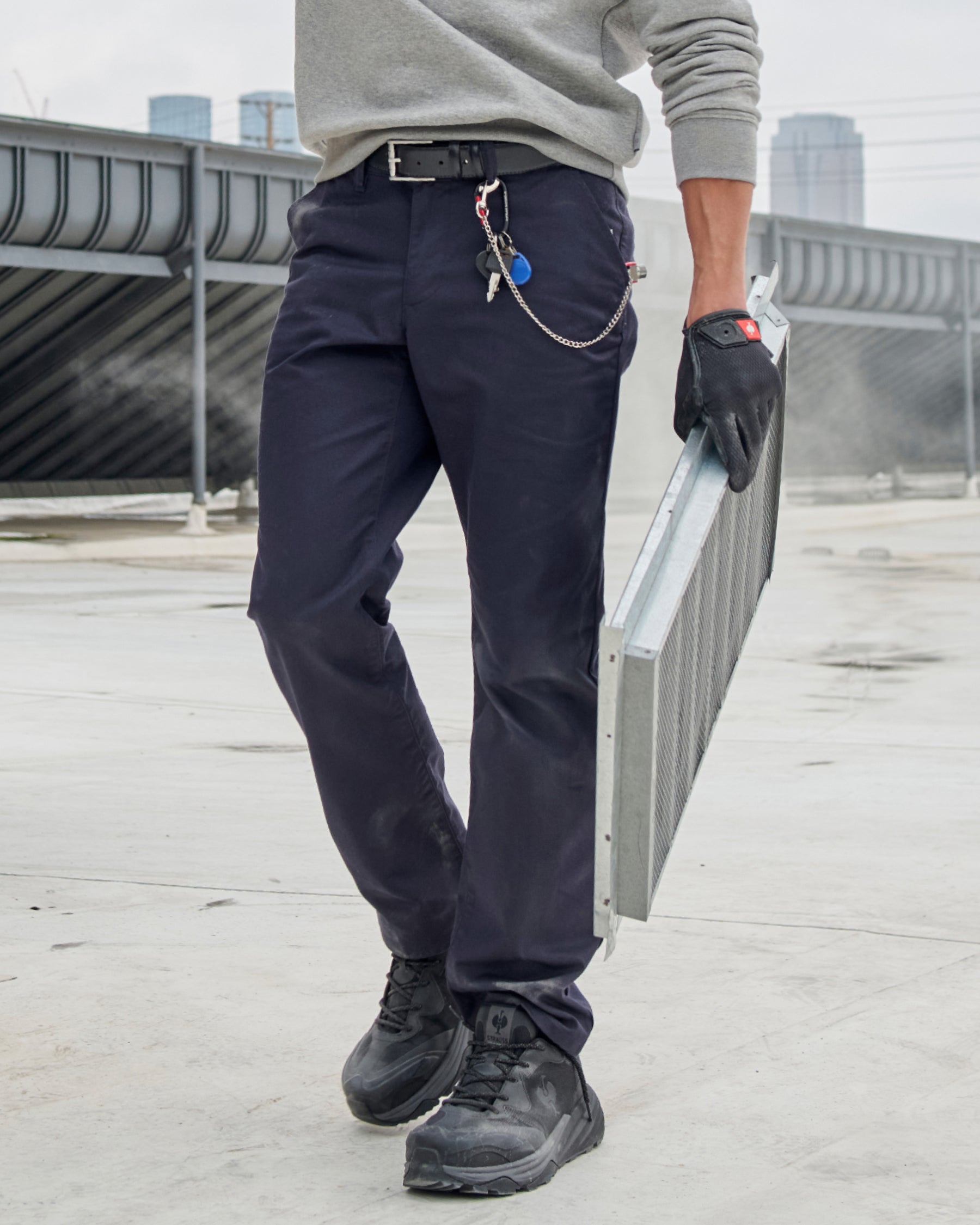Chino Pants e.s.e:pic in nero blue worn in a work setting