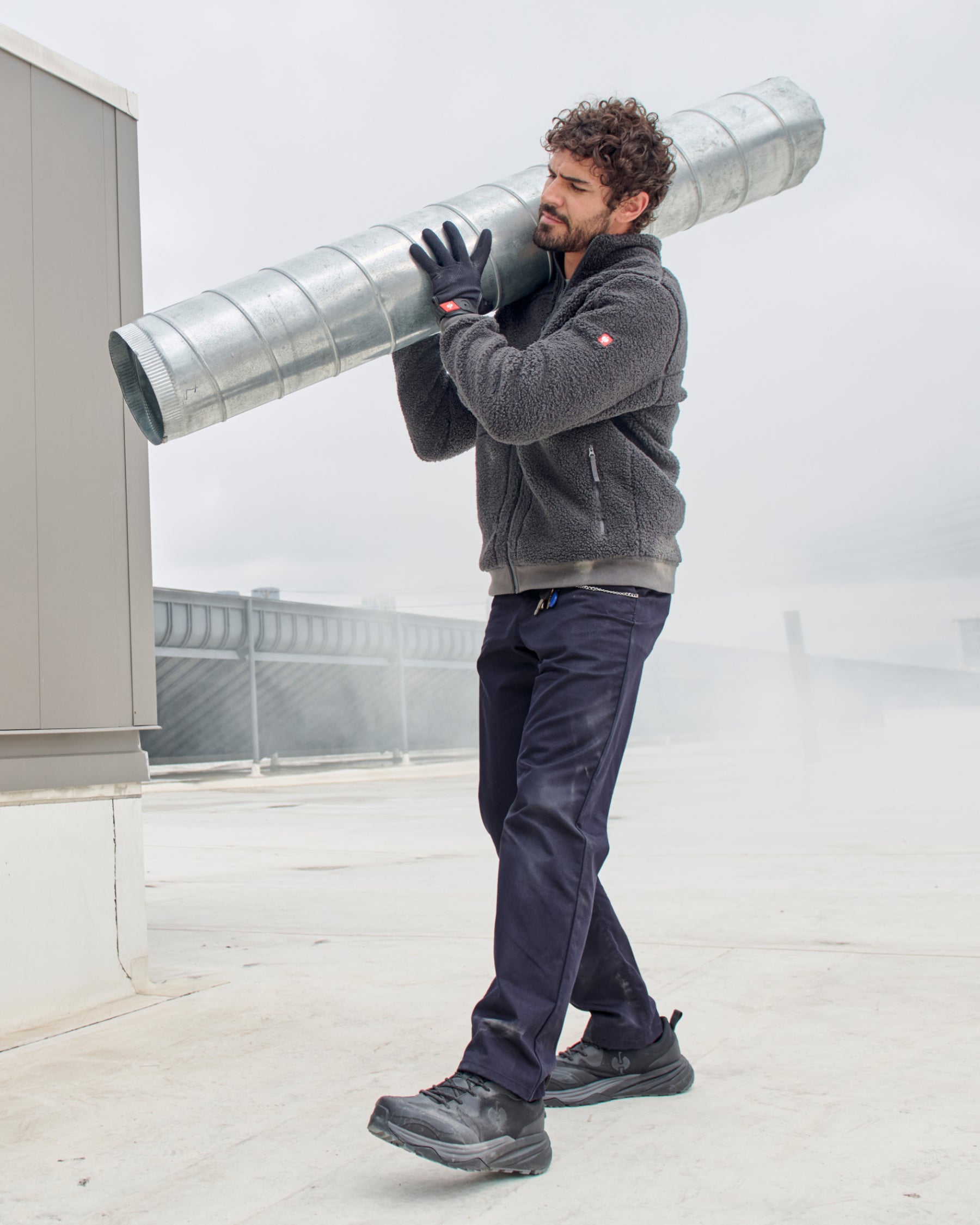 Chino Pants e.s.e:pic in nero blue in use, showing fit and movement