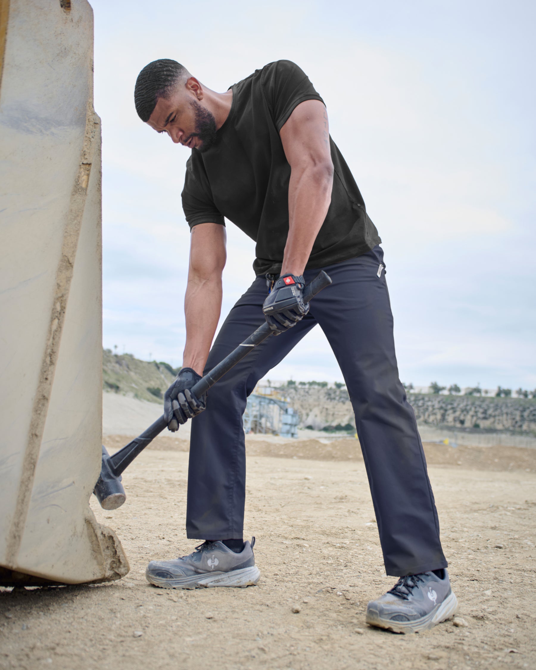 Chino Pants e.s.e:pic in nero blue shown in an outdoor workwear setting