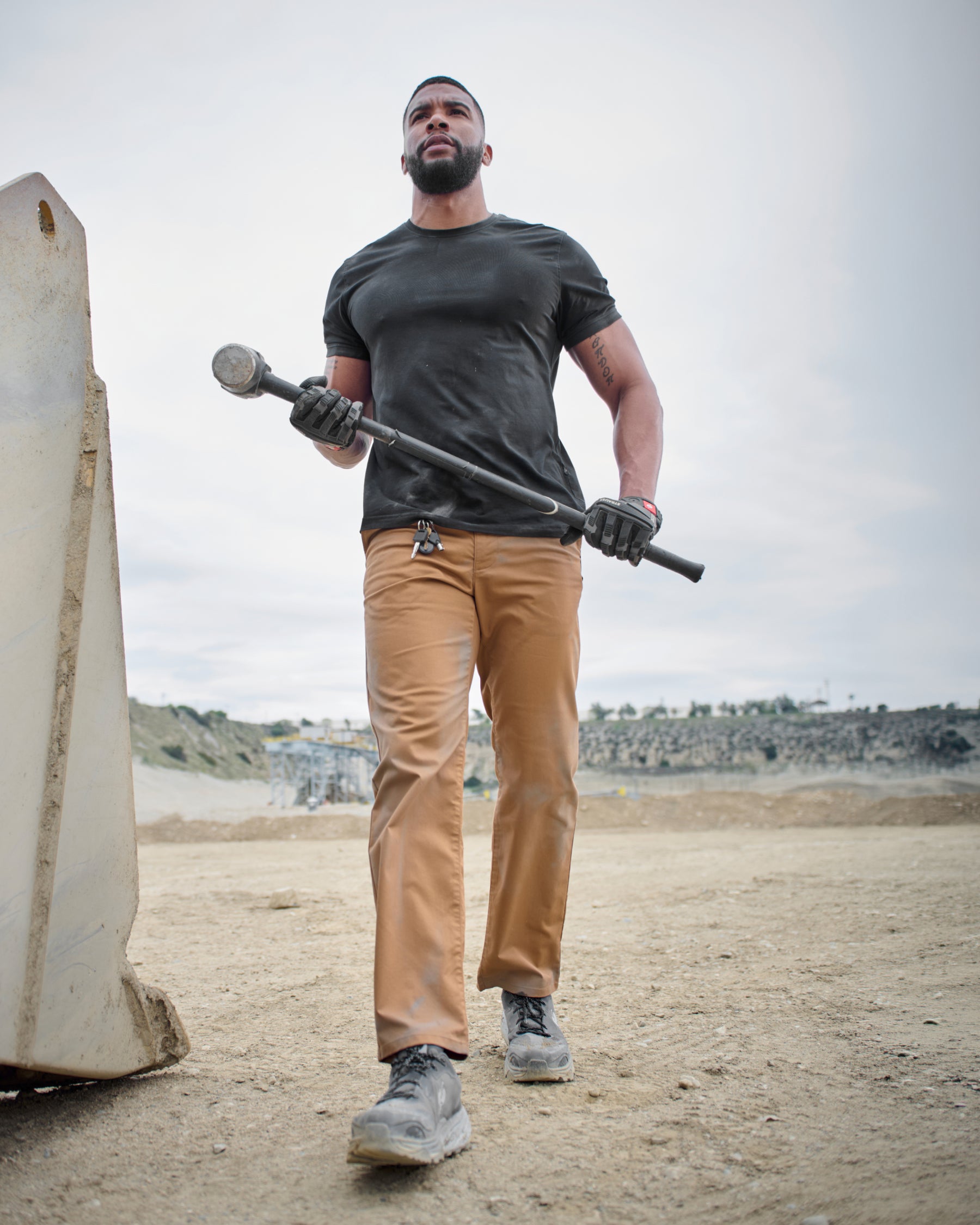 Lifestyle view of Chino Pants e.s.e:pic in almond brown during work