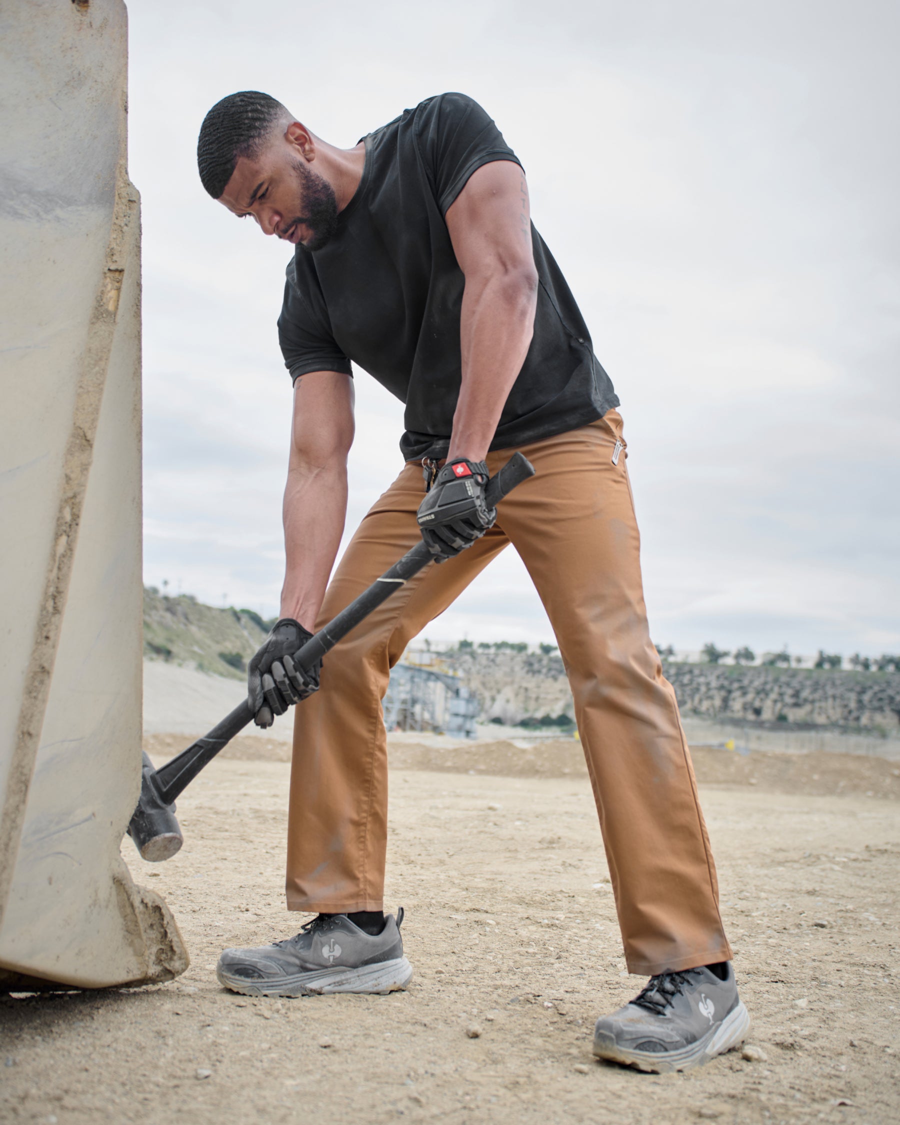 Chino Pants e.s.e:pic in almond brown shown in an outdoor workwear setting