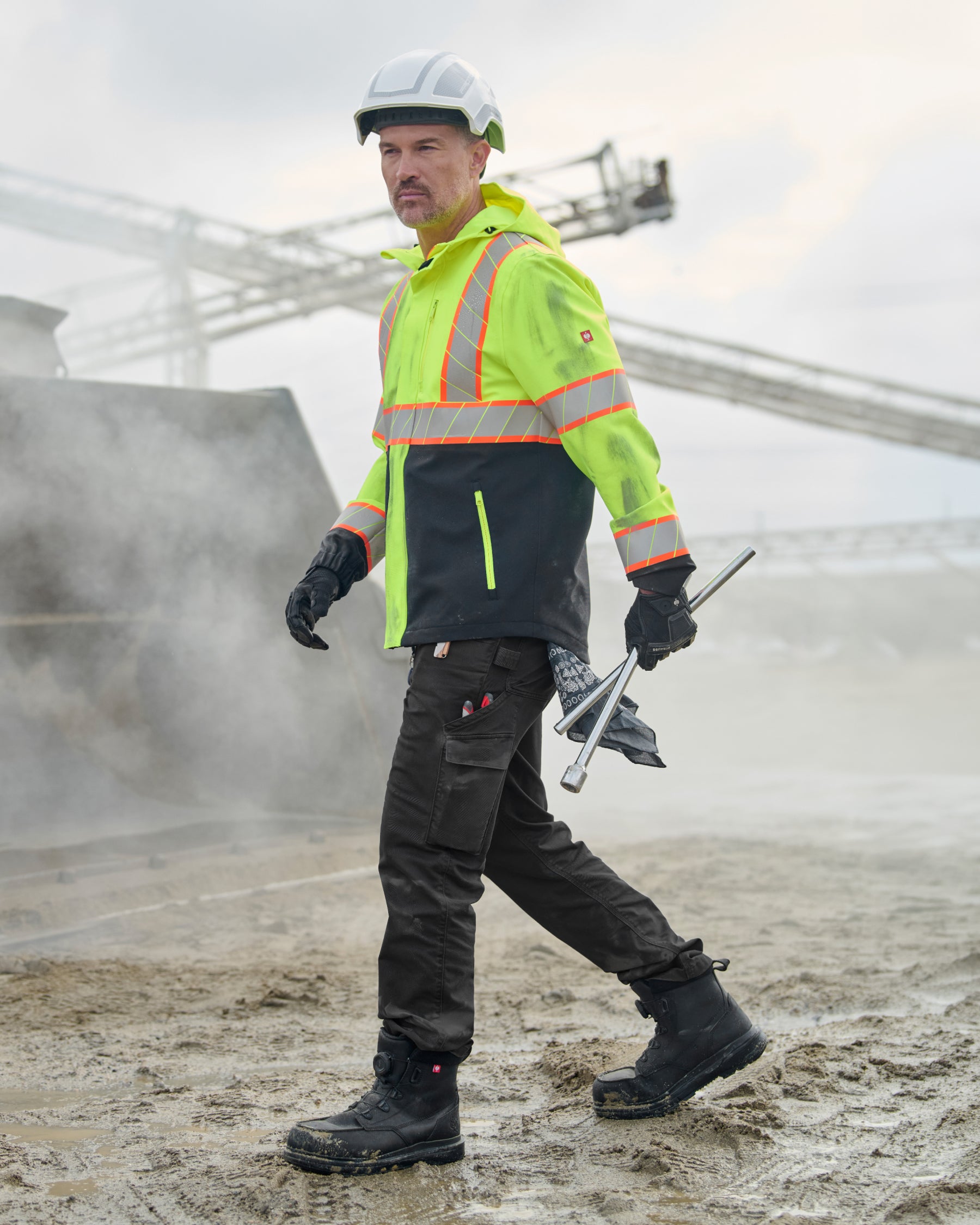 Lifestyle view of Twill Cargo Work Pants e.s.e:pic in black during work