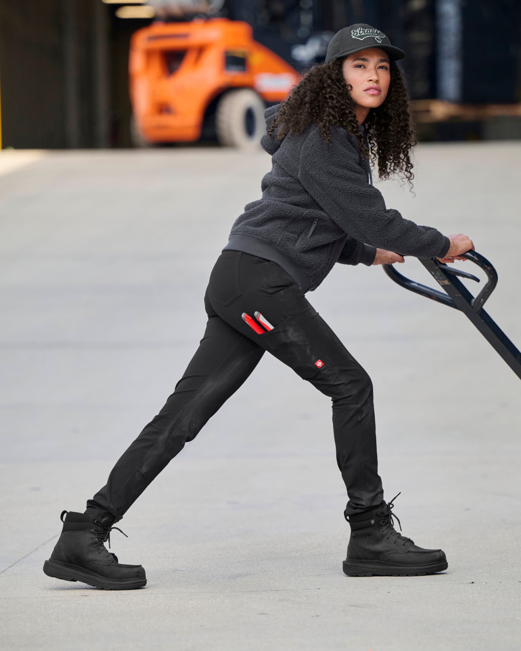 Women's Leggings e.s.e:pic in black in use, showing fit and movement