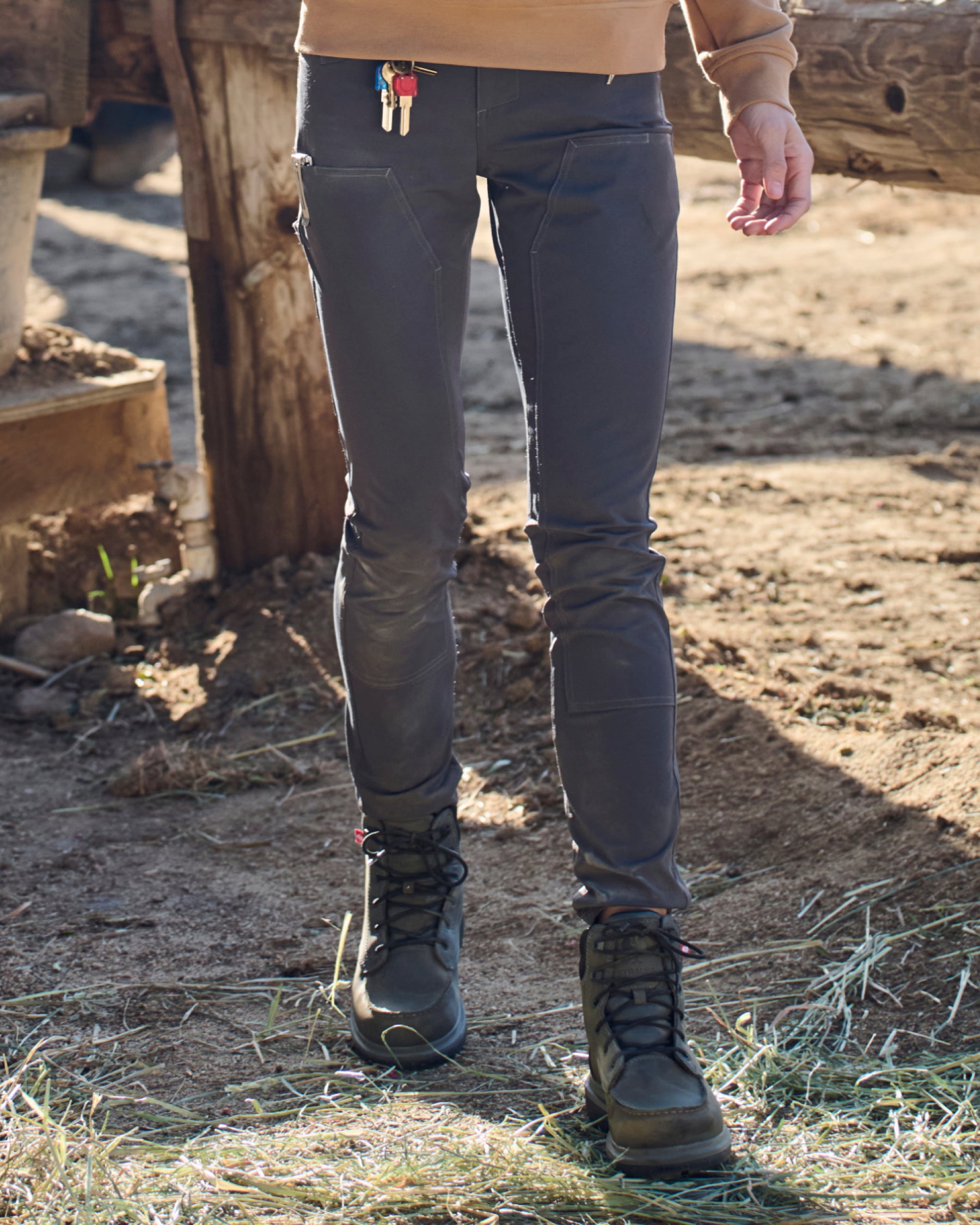 Women's Leggings e.s.e:pic in carbon gray worn in a work setting