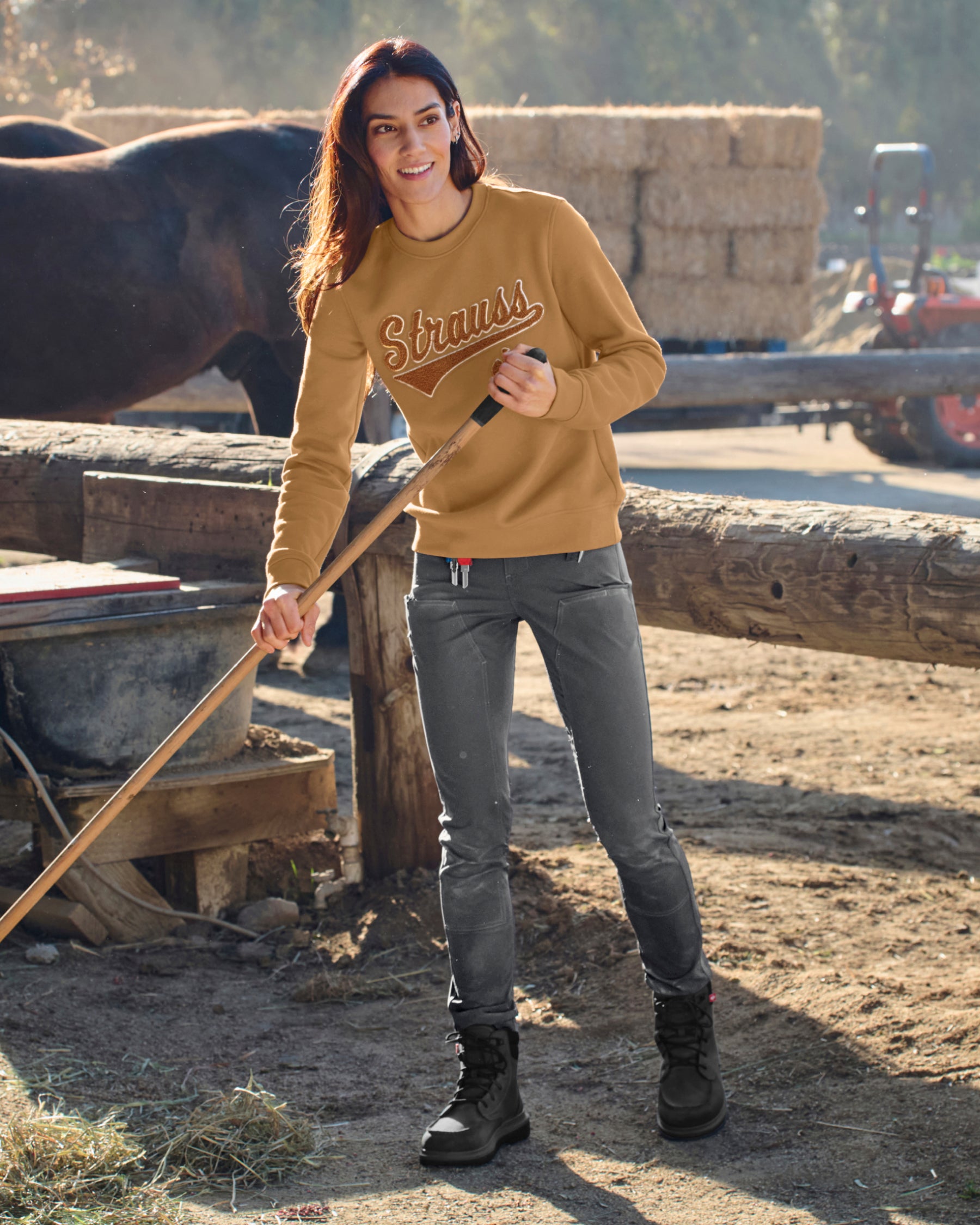 Women's Leggings e.s.e:pic in carbon gray in use, showing fit and movement