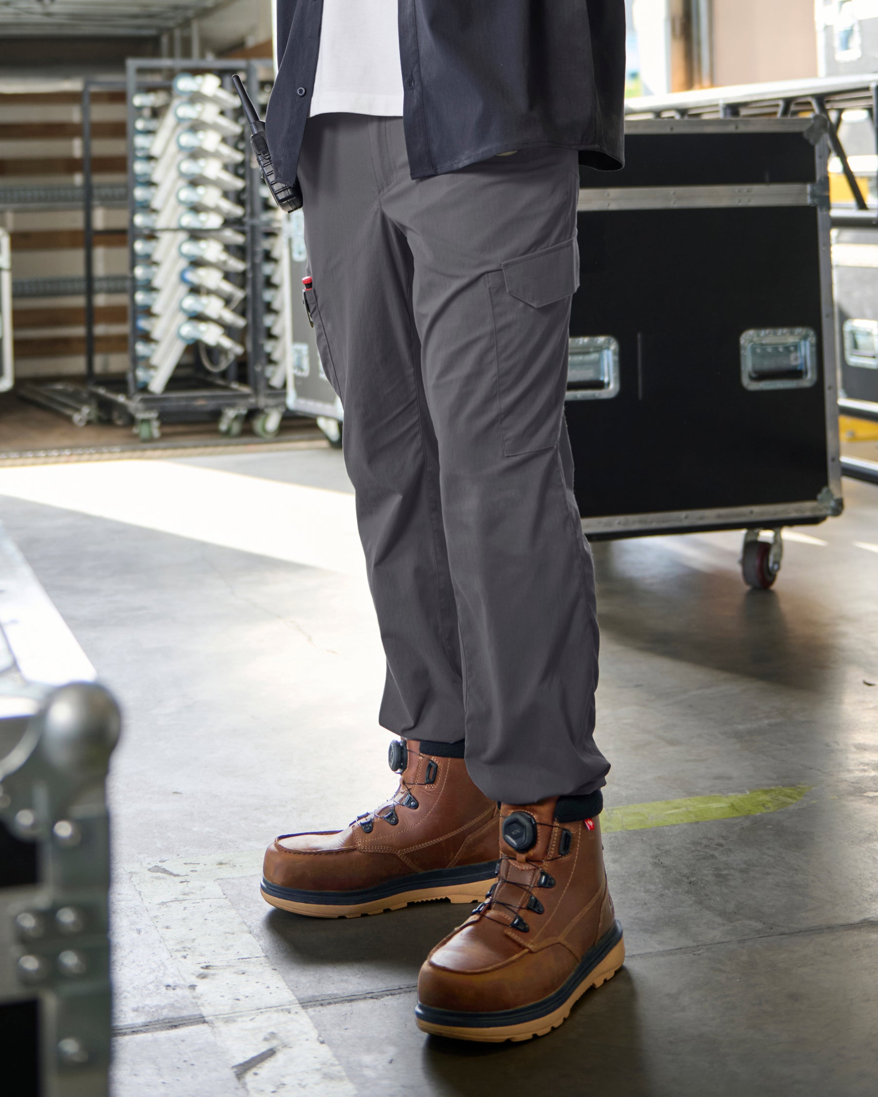 Stretch Ripstop Cargo Work Pants e.s.taktik in carbon gray worn in a work setting