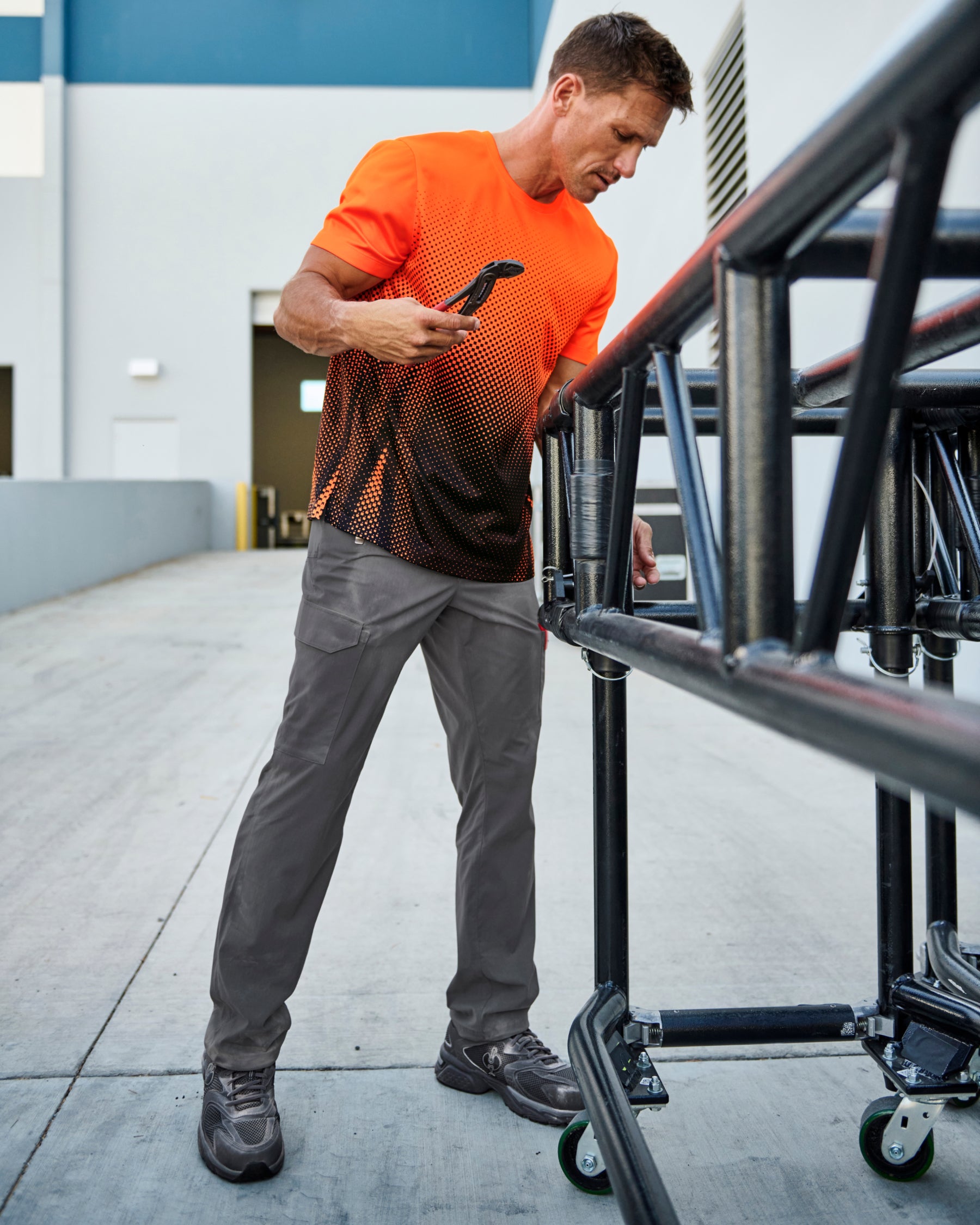 Stretch Ripstop Cargo Work Pants e.s.taktik in carbon gray in use, showing fit and movement