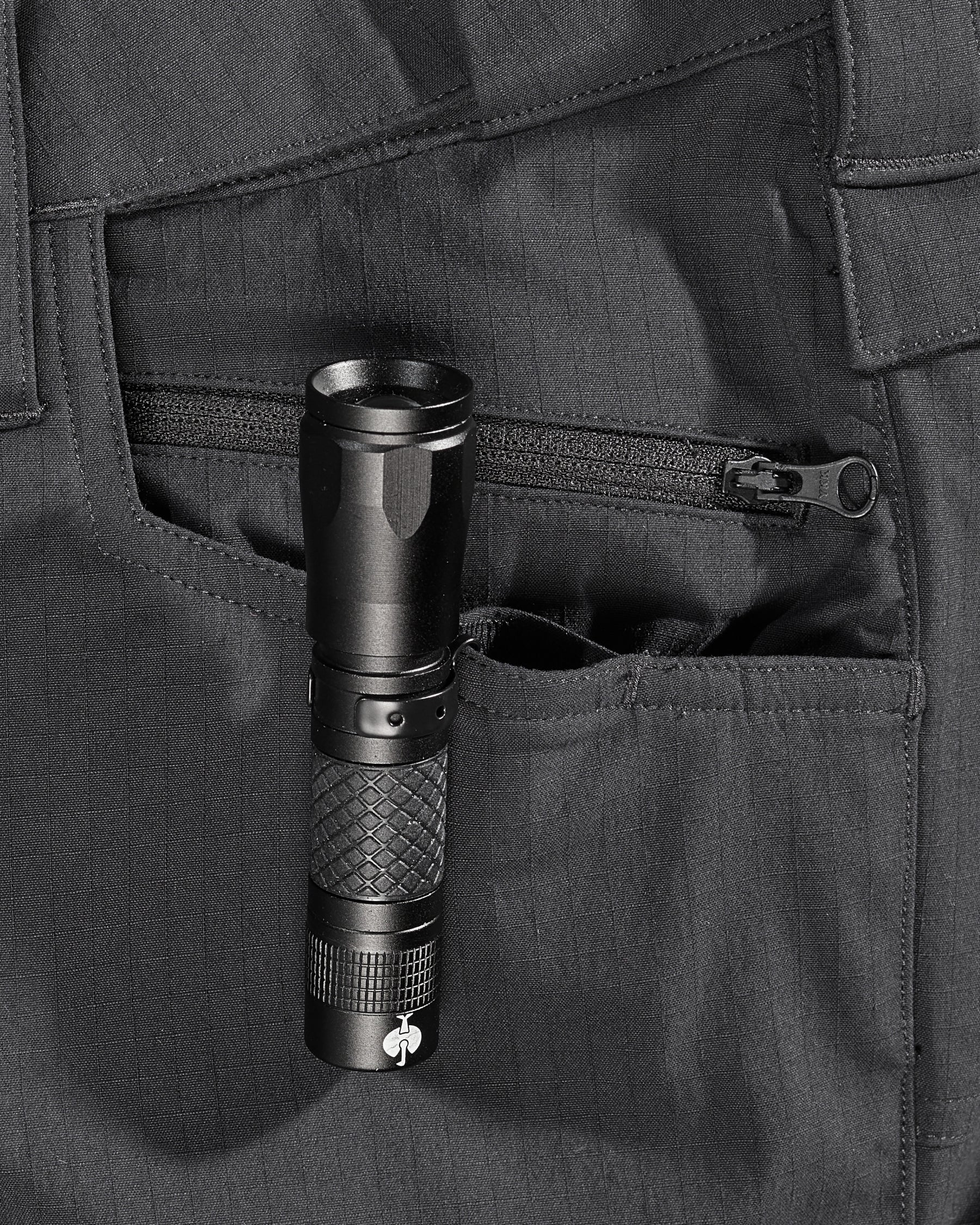 Close-up of reinforced fabric and seams on Stretch Ripstop Cargo Work Pants e.s.taktik in carbon gray
