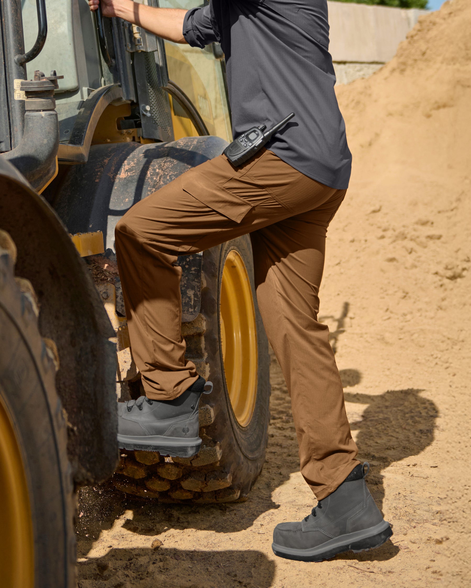 Stretch Ripstop Cargo Work Pants e.s.taktik in desert brown worn in a work setting