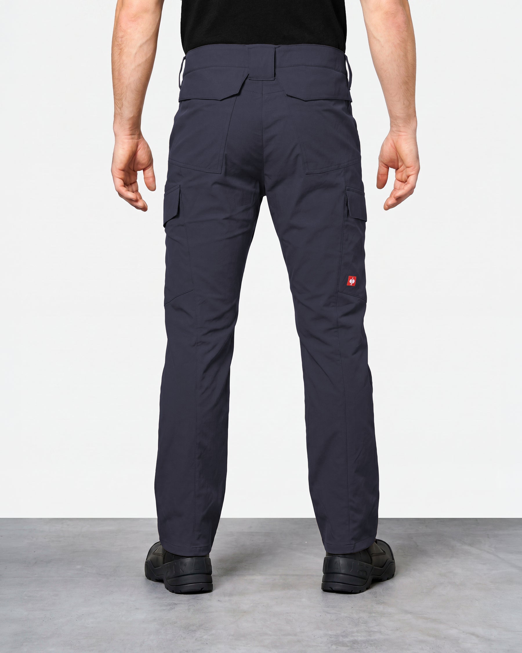 Stretch Ripstop Cargo Work Pants e.s.taktik in nero blue worn by a model, rear view