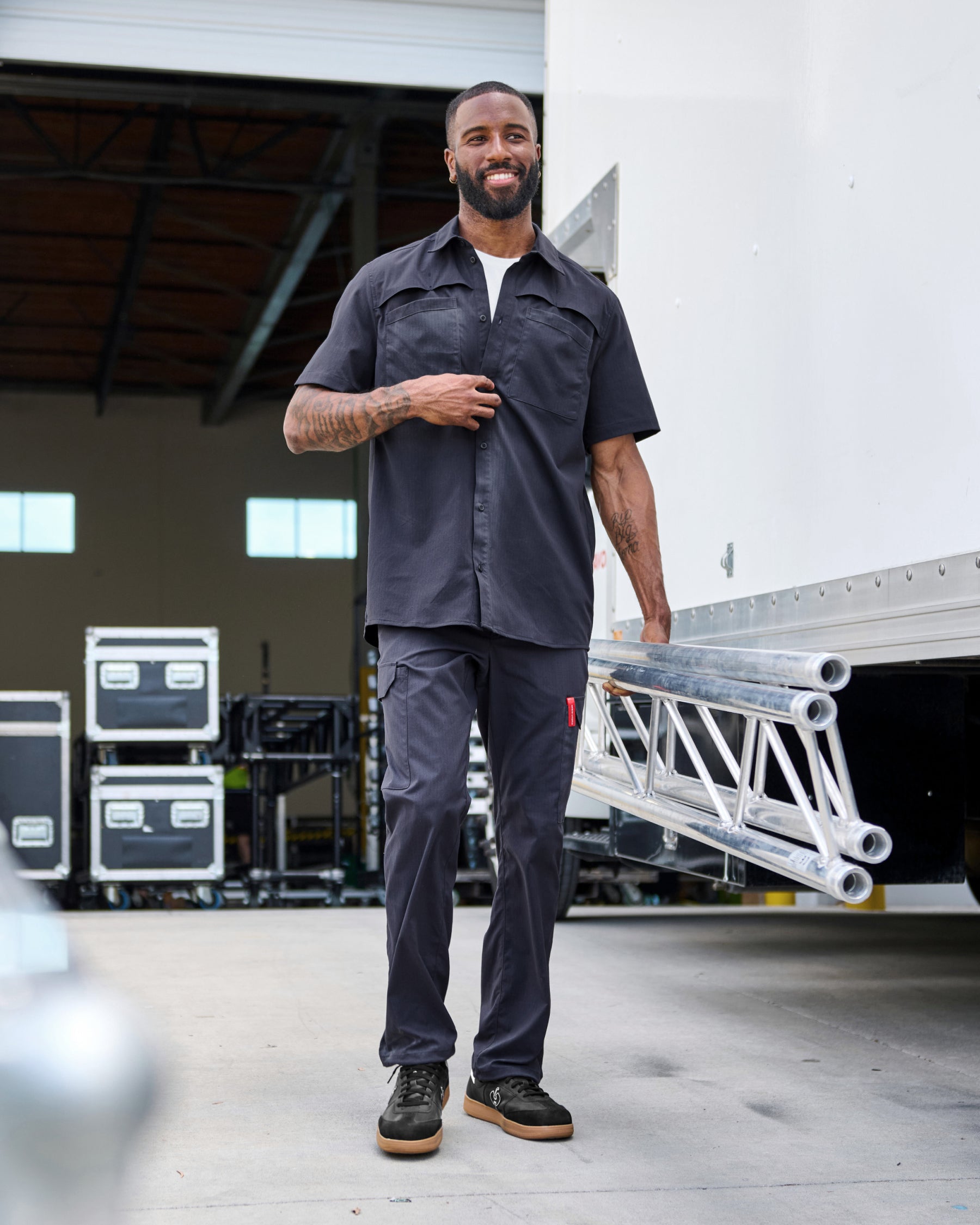 Stretch Ripstop Cargo Work Pants e.s.taktik in nero blue in use, showing fit and movement