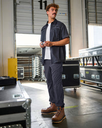 Lifestyle view of Stretch Ripstop Cargo Work Pants e.s.taktik in nero blue during work