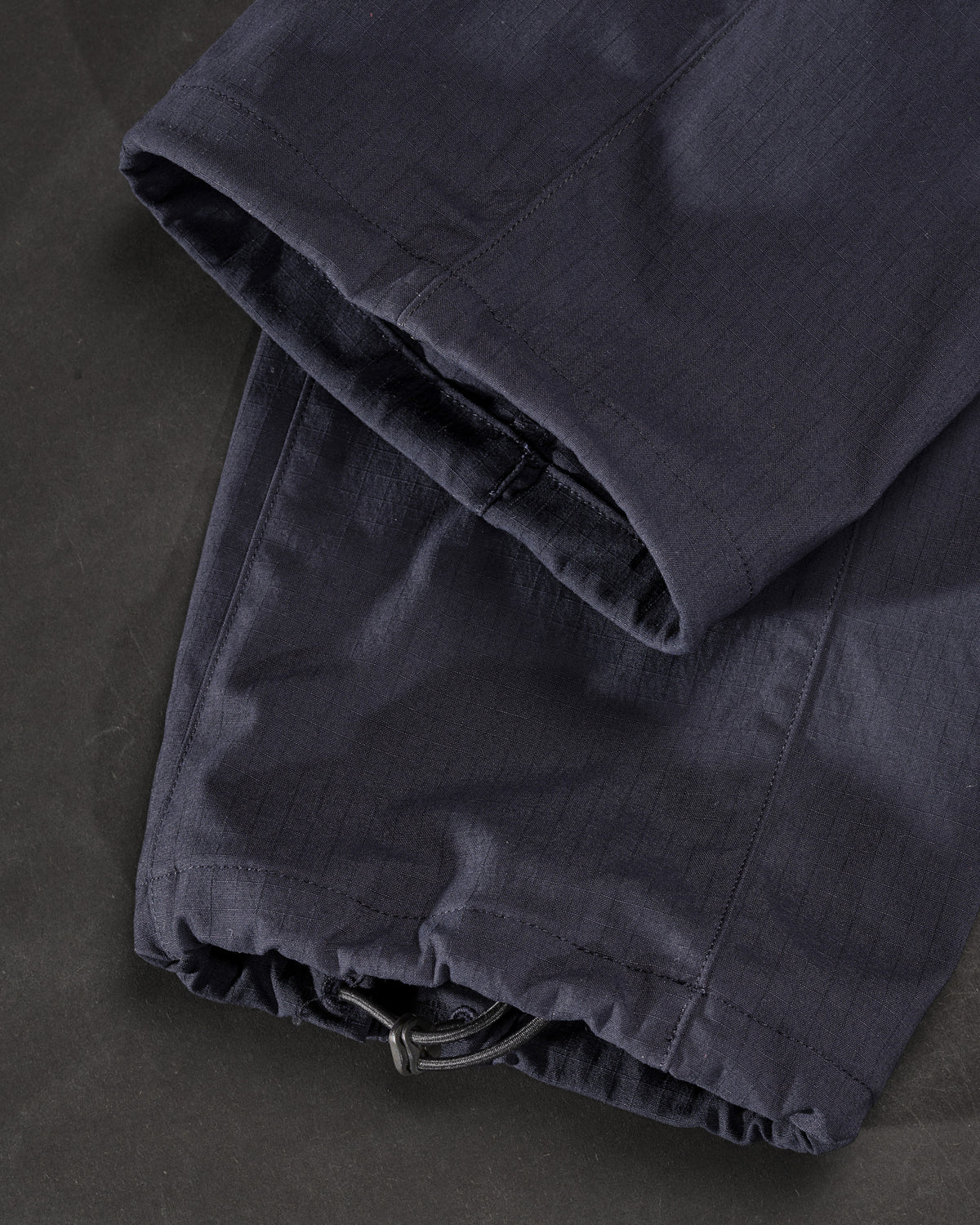 Close-up of adjustable hem pocket details on Stretch Ripstop Cargo Work Pants e.s.taktik in nero blue