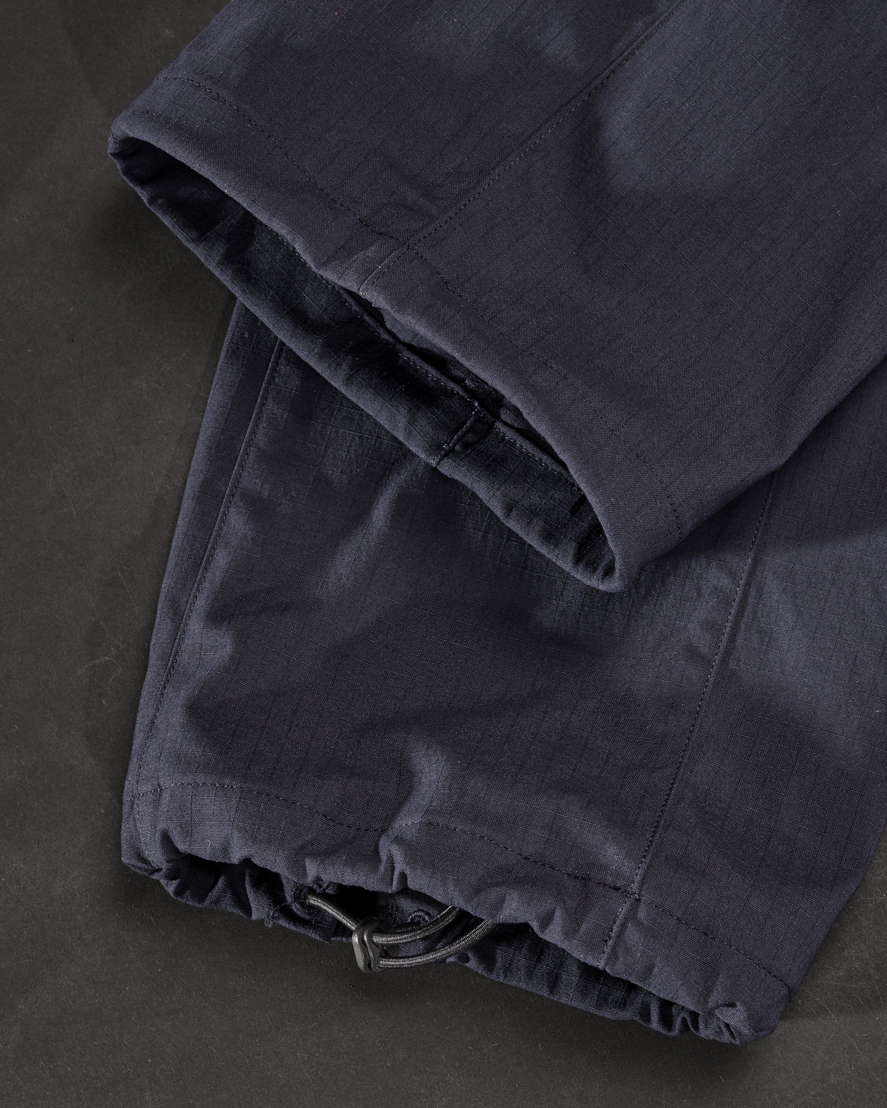 Close-up of adjustable hem pocket details on Stretch Ripstop Cargo Work Pants e.s.taktik in nero blue