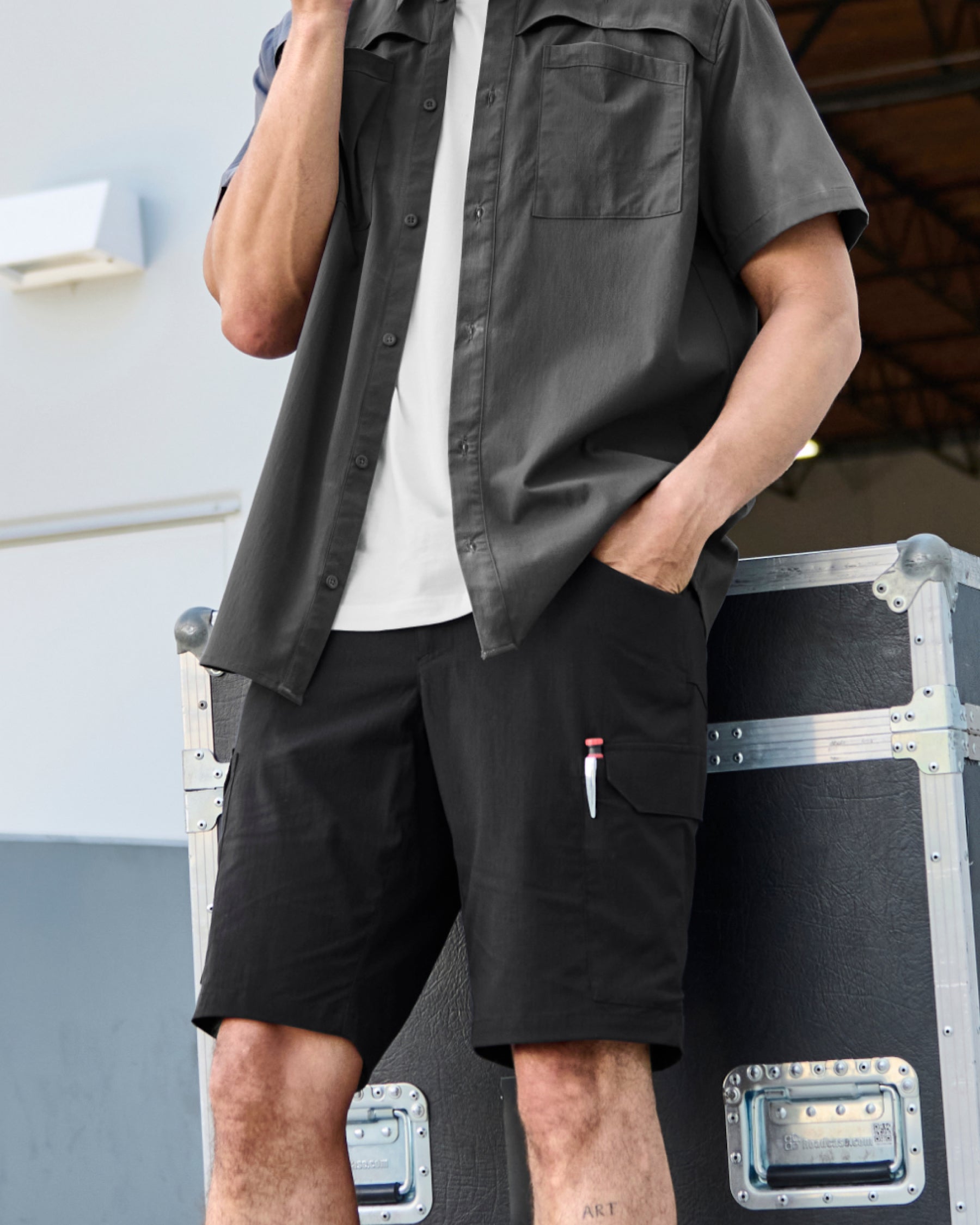 Engelbert Strauss e.s. taktik stretch ripstop cargo work shorts in black in an in-use workwear scene, showing the shorts worn during active movement and emphasizing comfort and mobility.