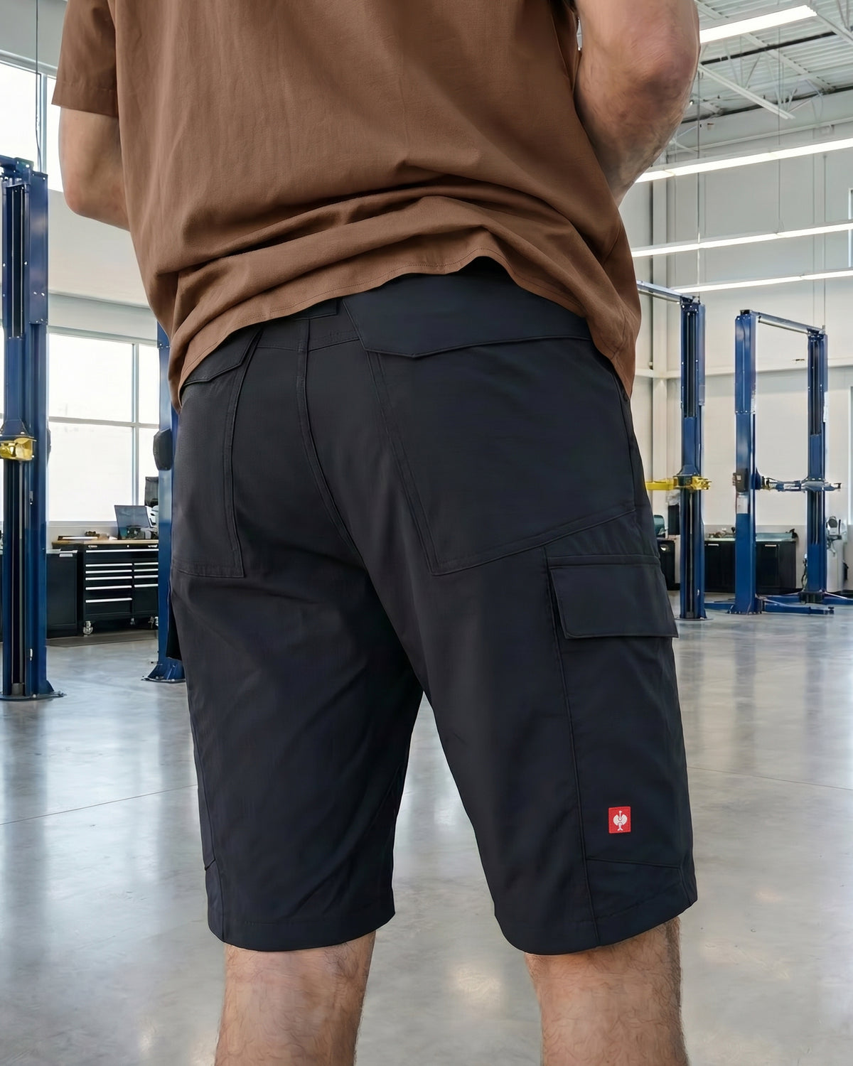 Engelbert Strauss e.s. taktik stretch ripstop cargo work shorts in black in an additional lifestyle view, emphasizing the everyday utility, above-knee length, and rugged styling.