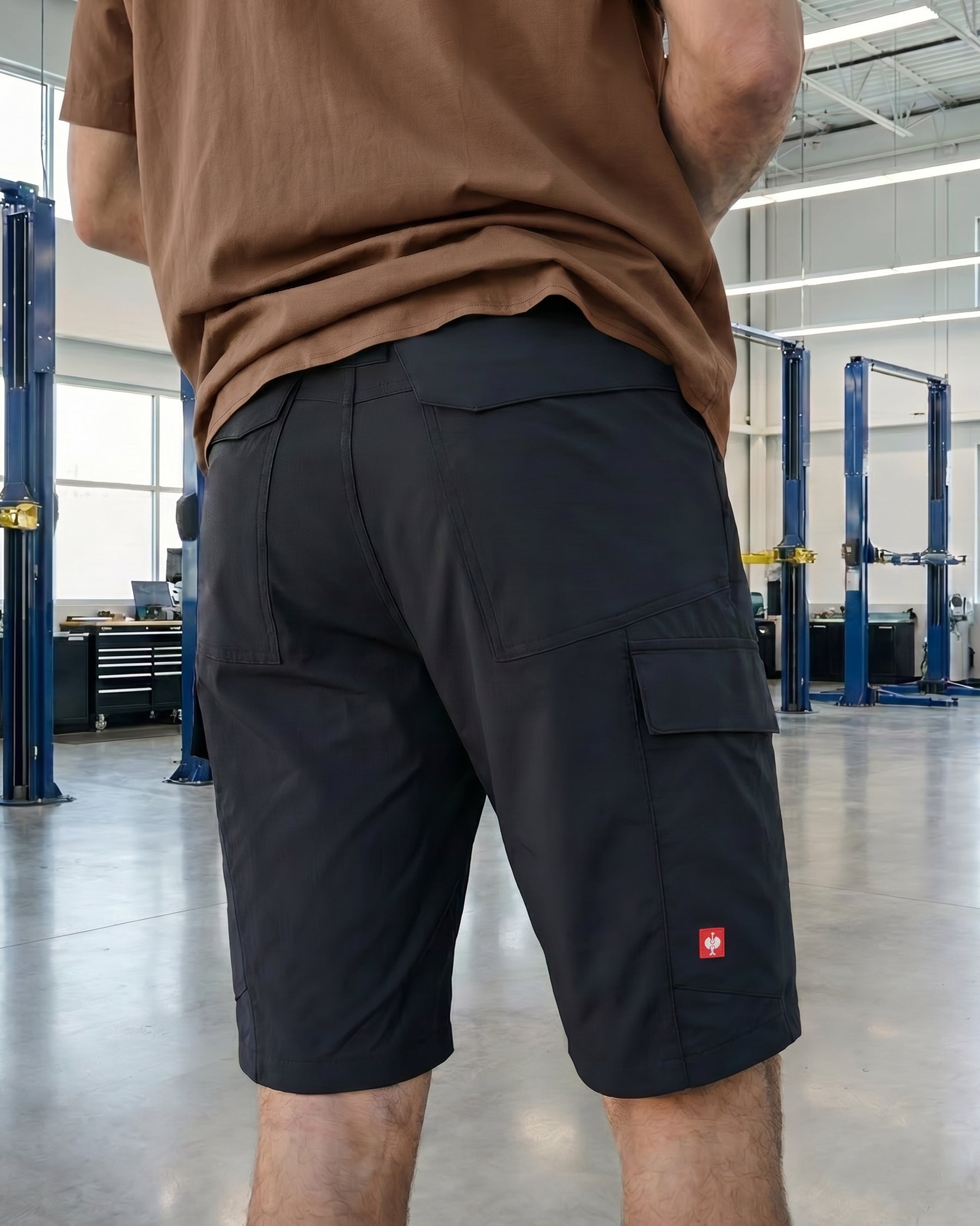 Engelbert Strauss e.s. taktik stretch ripstop cargo work shorts in black in an additional lifestyle view, emphasizing the everyday utility, above-knee length, and rugged styling.