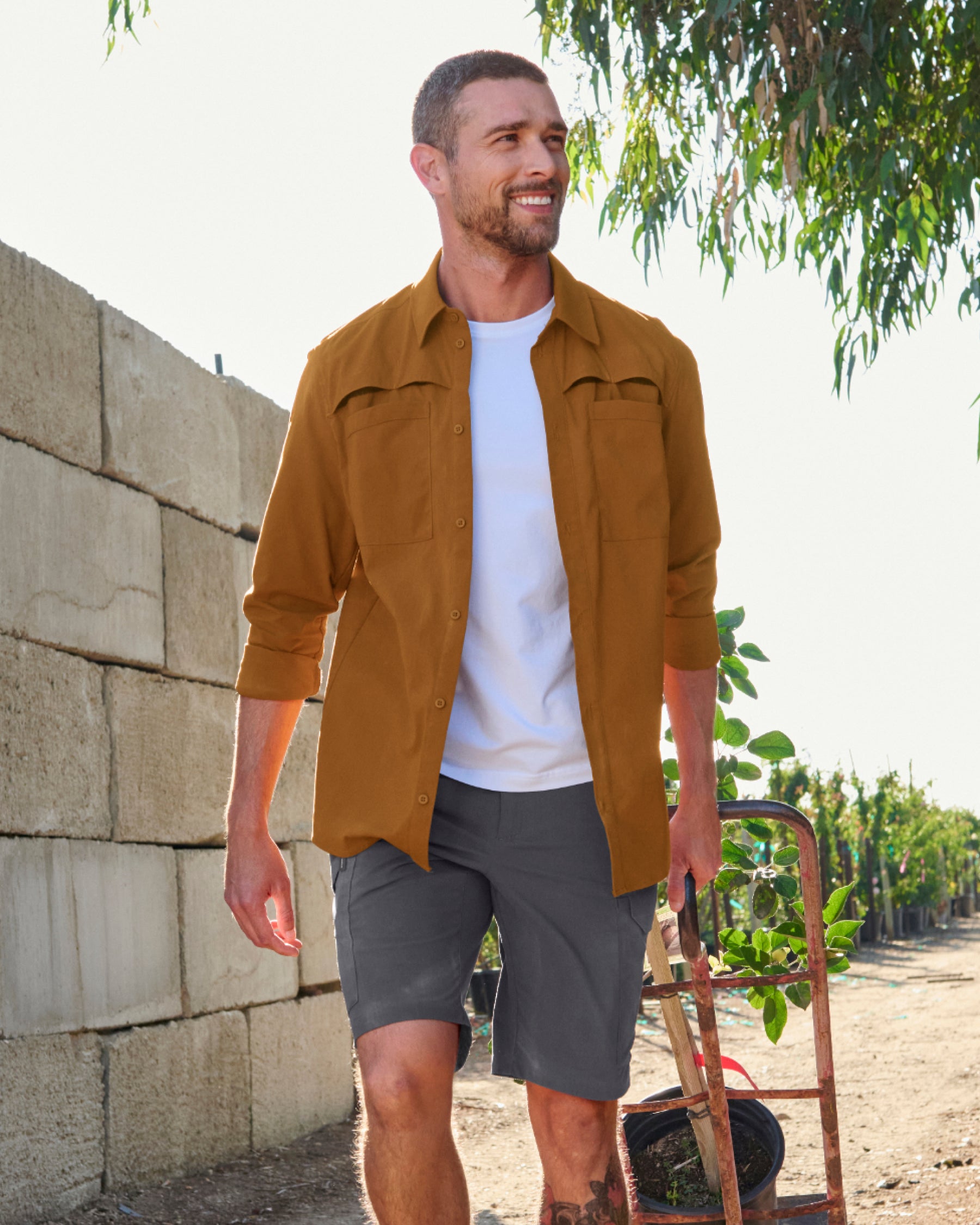 Engelbert Strauss e.s. taktik stretch ripstop cargo work shorts in carbon gray in an outdoor-style lifestyle view, showing the shorts as part of a functional work outfit.